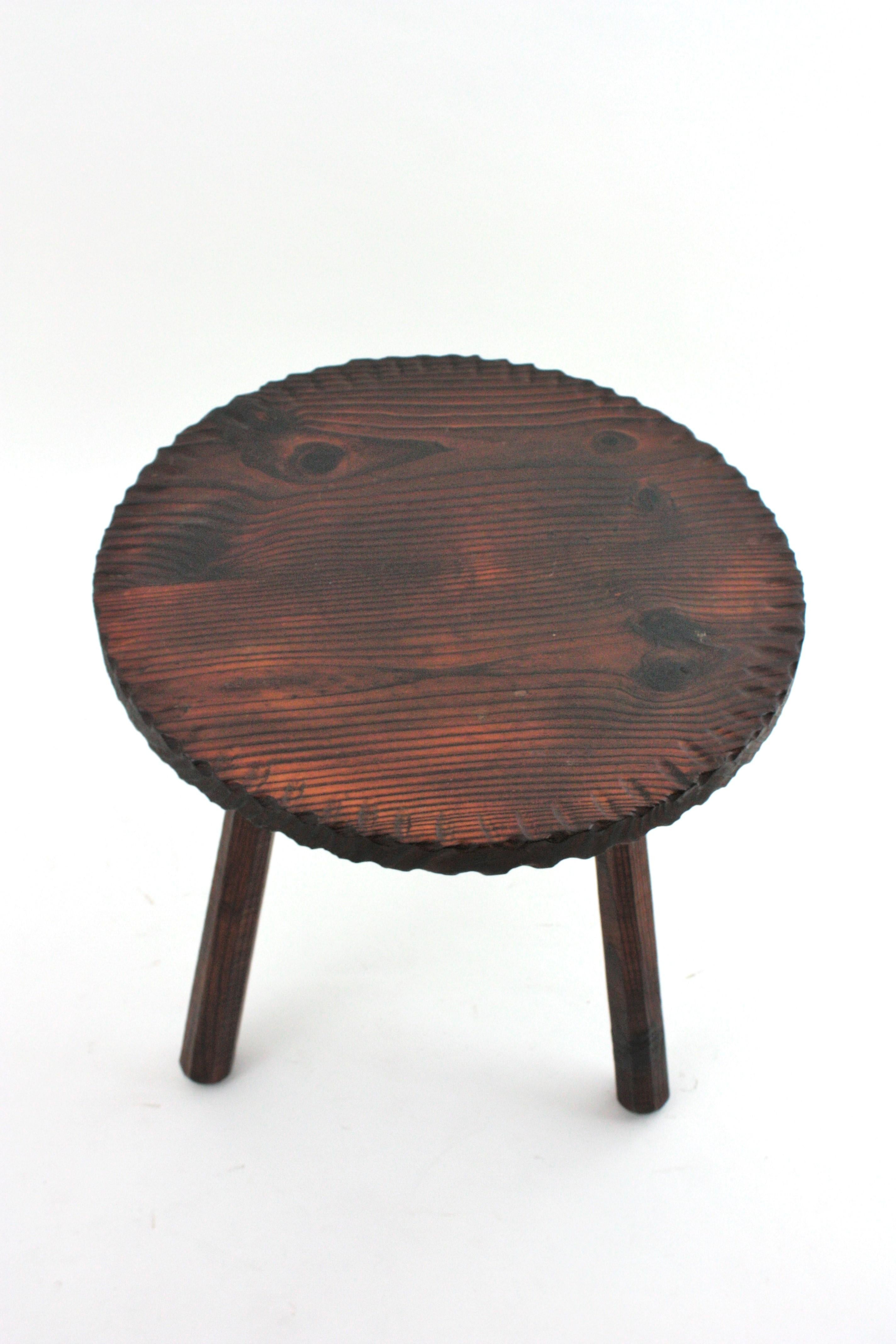 Mesa auxiliar colonial española Gueridón de madera tallada, años 1950 1