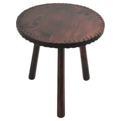 Mesa auxiliar colonial española Gueridón de madera tallada, años 1950