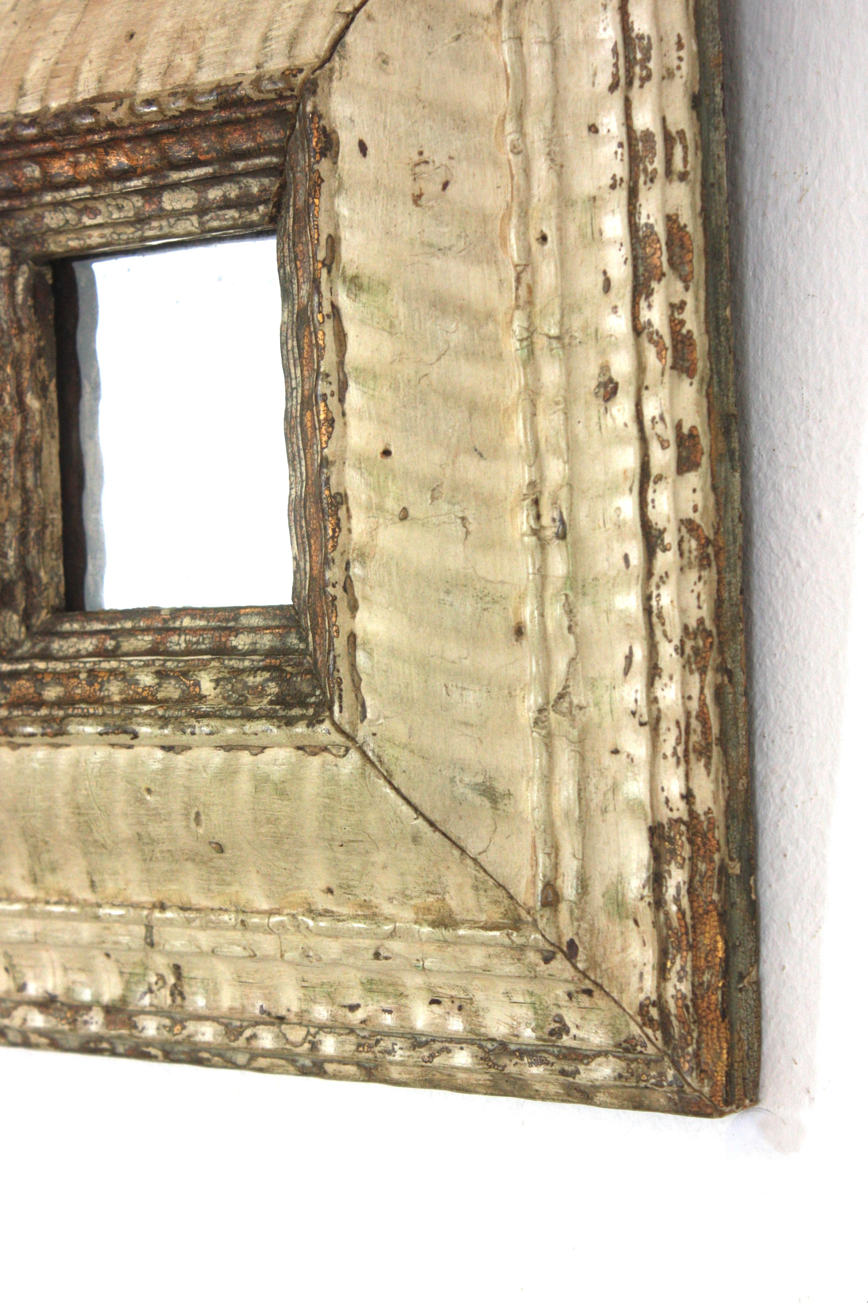 Petit miroir colonial espagnol en Wood Wood sculpté et Patina beige, 1940 en vente 3