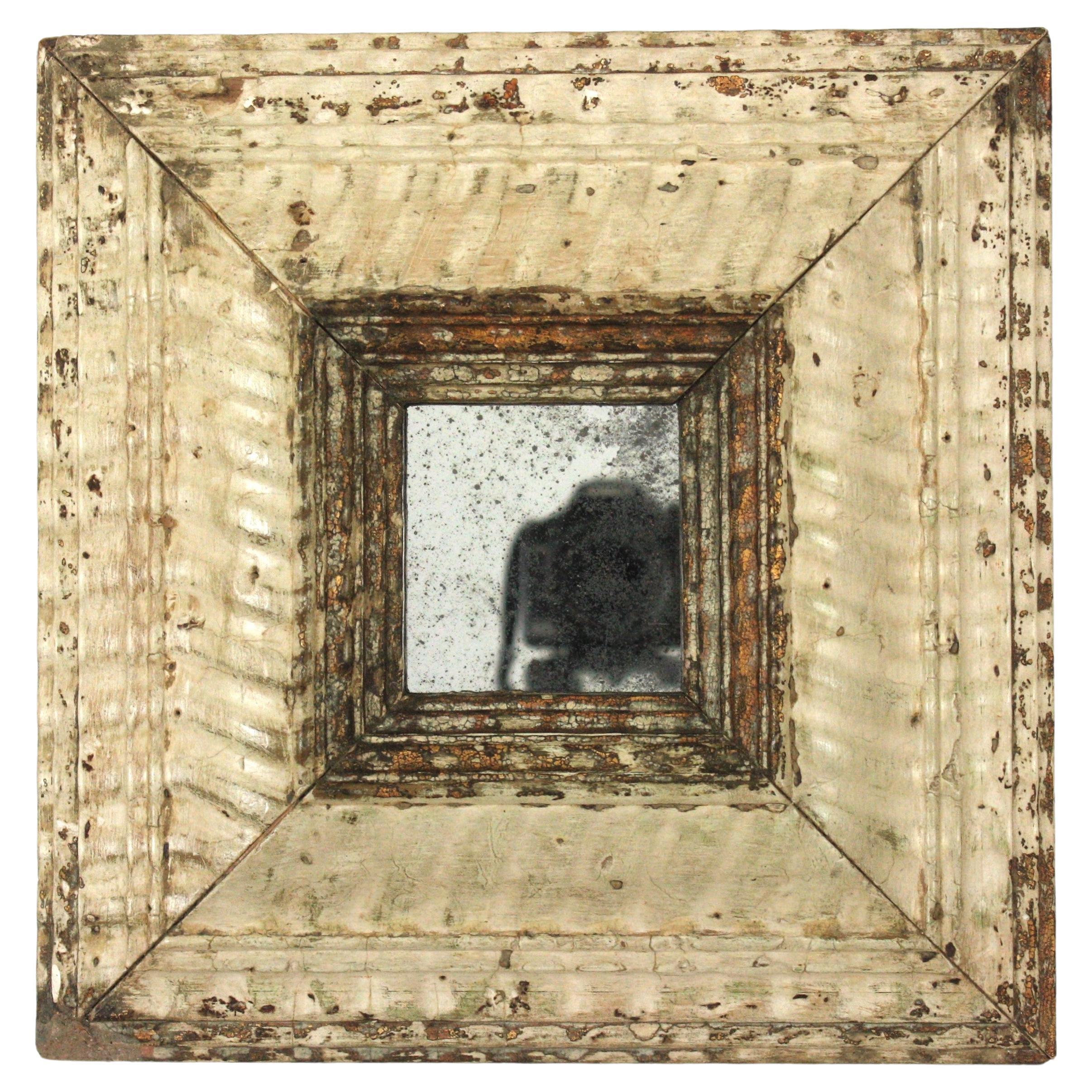 Miroir mural carré sculpté à la main, bois doré, patine beige. Espagne, années 1940.
Cadre en bois de forme carrée avec détails festonnés
Ce miroir mural a une construction primitive, une finition patinée beige avec des restes de feuilles d'or et