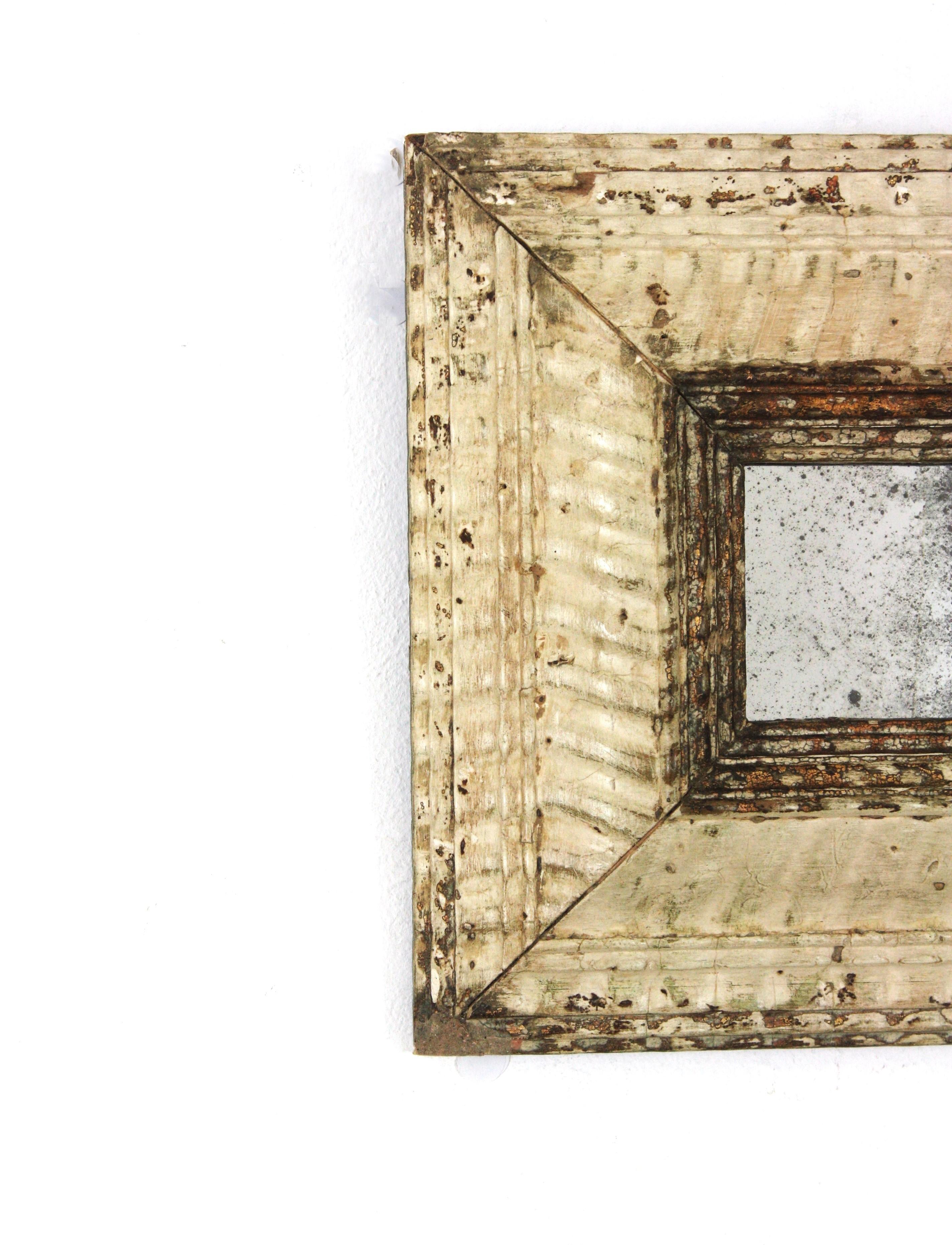 20ième siècle Petit miroir colonial espagnol en Wood Wood sculpté et Patina beige, 1940 en vente