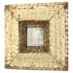 Pequeño espejo colonial español en madera tallada y pátina beige, 1940
