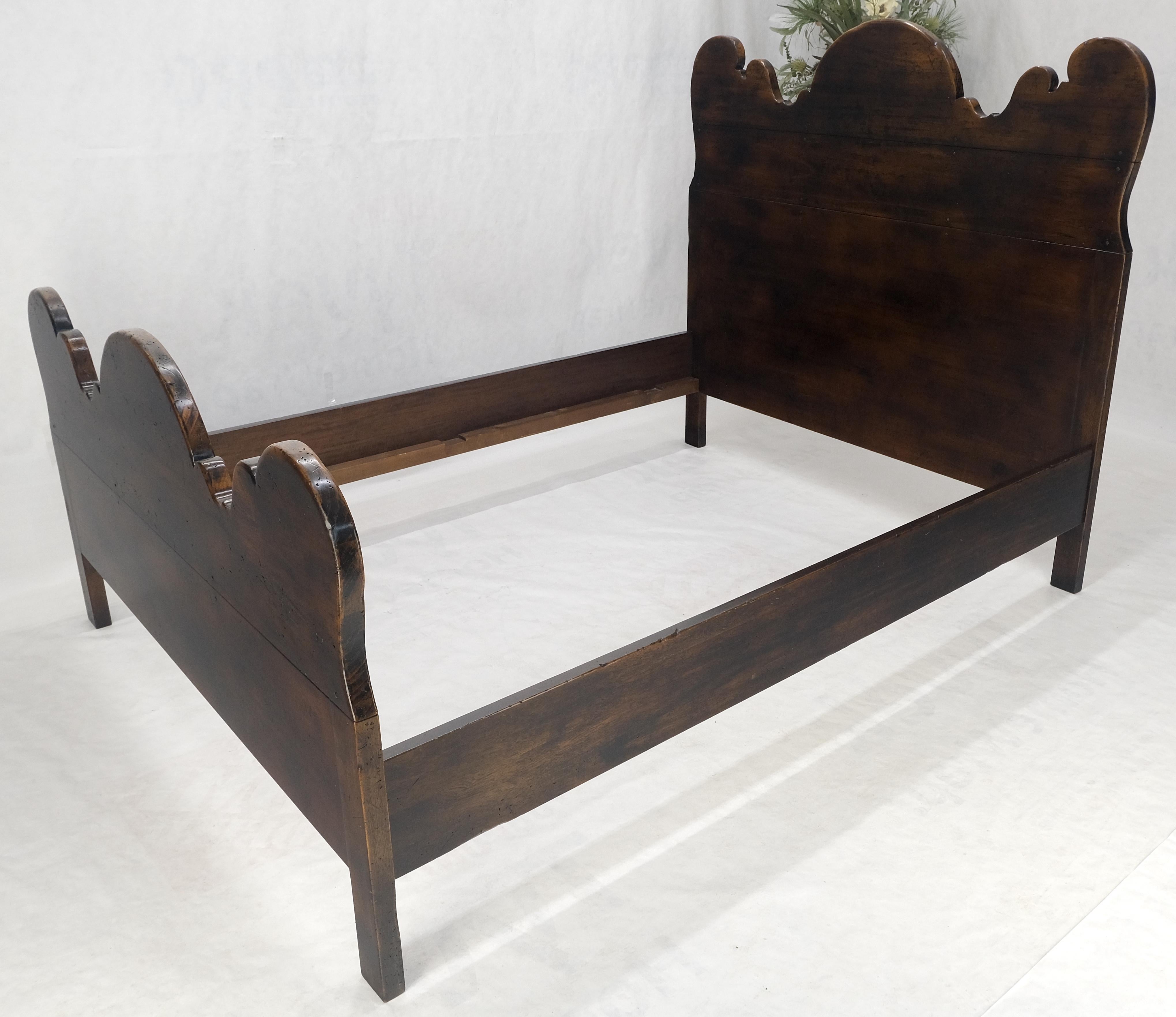 Spanish Colonial Massiv Ahorn Dunkel Made in Italy Queen Size Bett Kopfteil MINT im Angebot 4