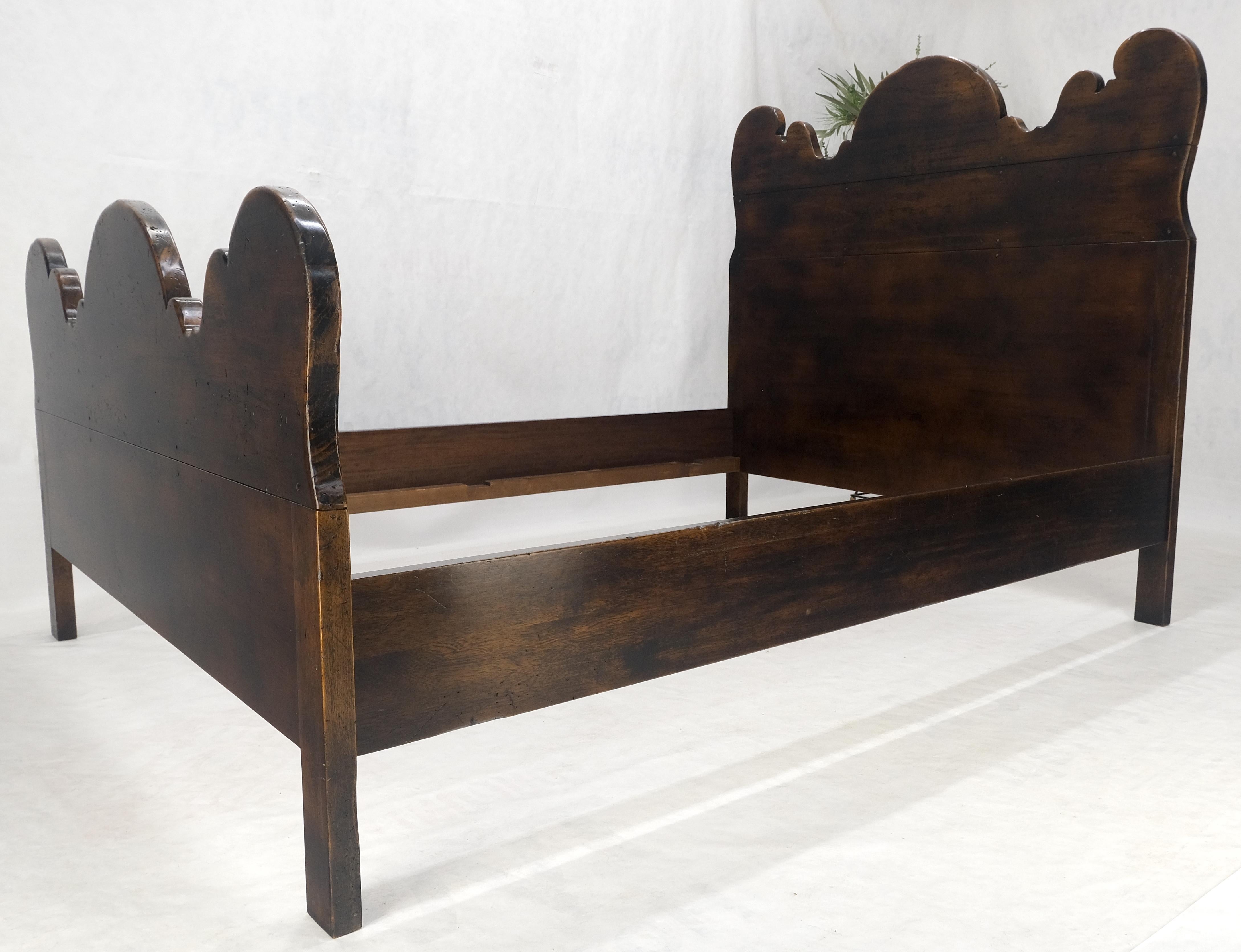 Spanish Colonial Massiv Ahorn Dunkel Made in Italy Queen Size Bett Kopfteil MINT im Angebot 5