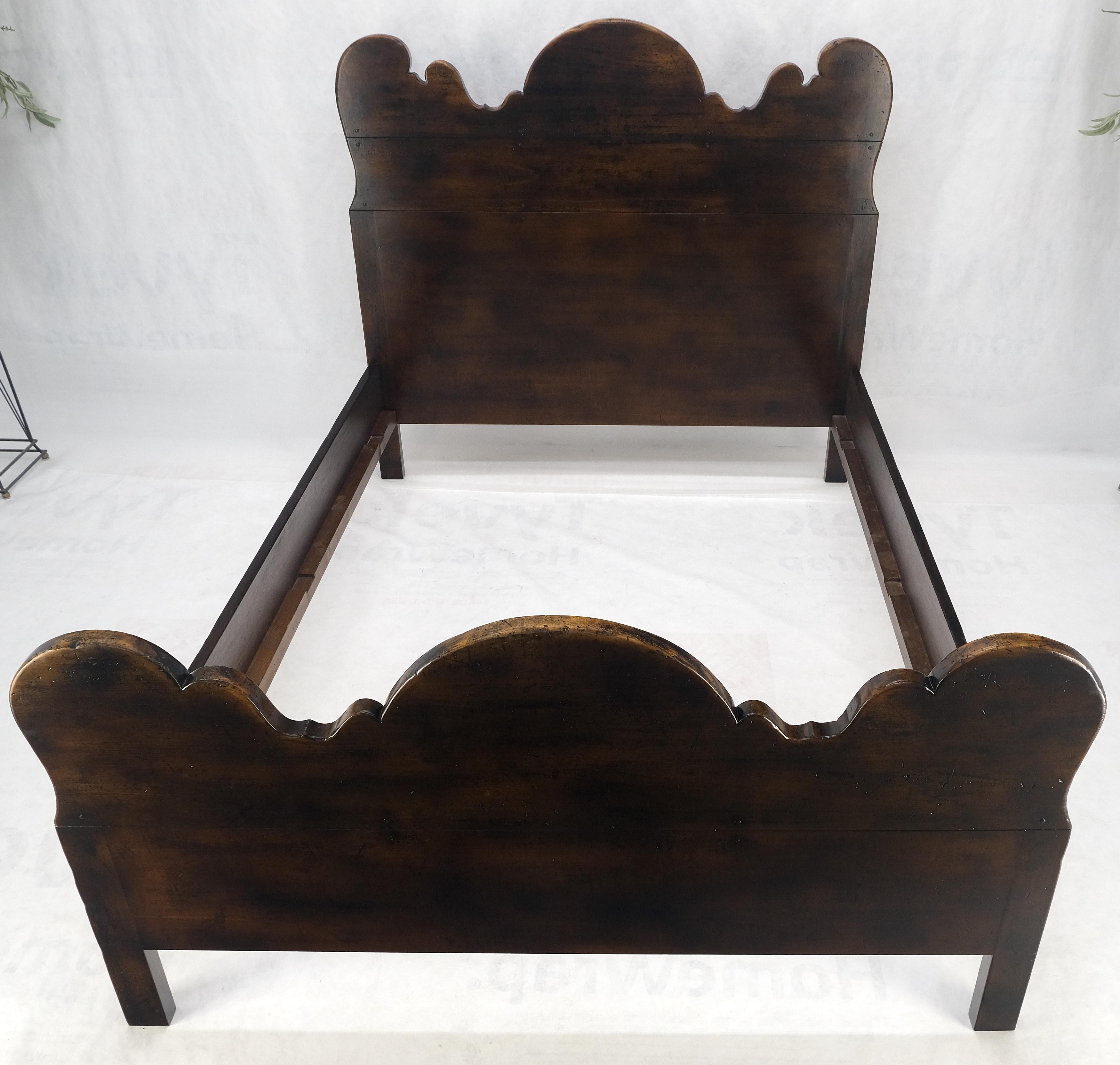 Spanish Colonial Massiv Ahorn Dunkel Made in Italy Queen Size Bett Kopfteil MINT (Moderne der Mitte des Jahrhunderts) im Angebot