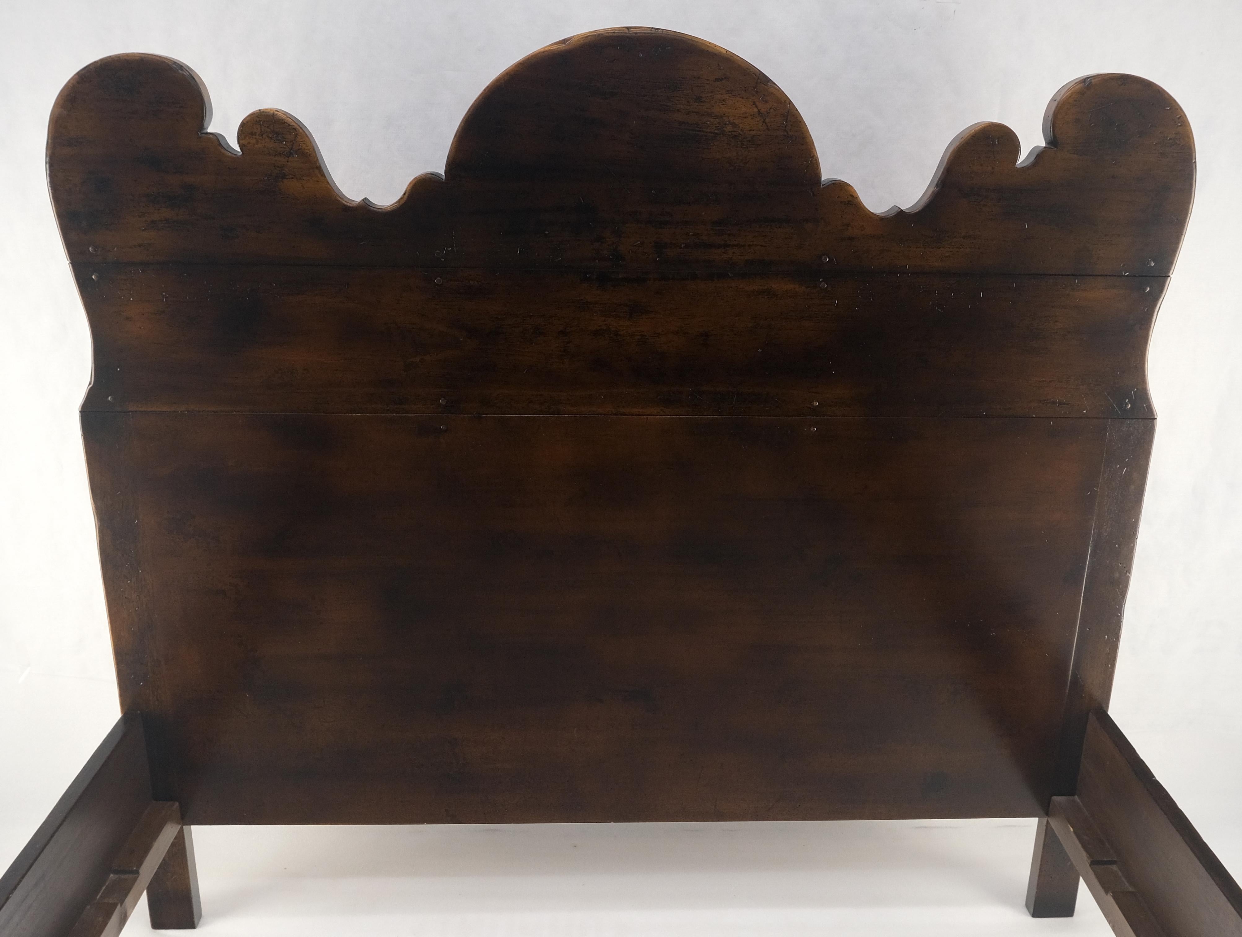 Spanish Colonial Massiv Ahorn Dunkel Made in Italy Queen Size Bett Kopfteil MINT (amerikanisch) im Angebot