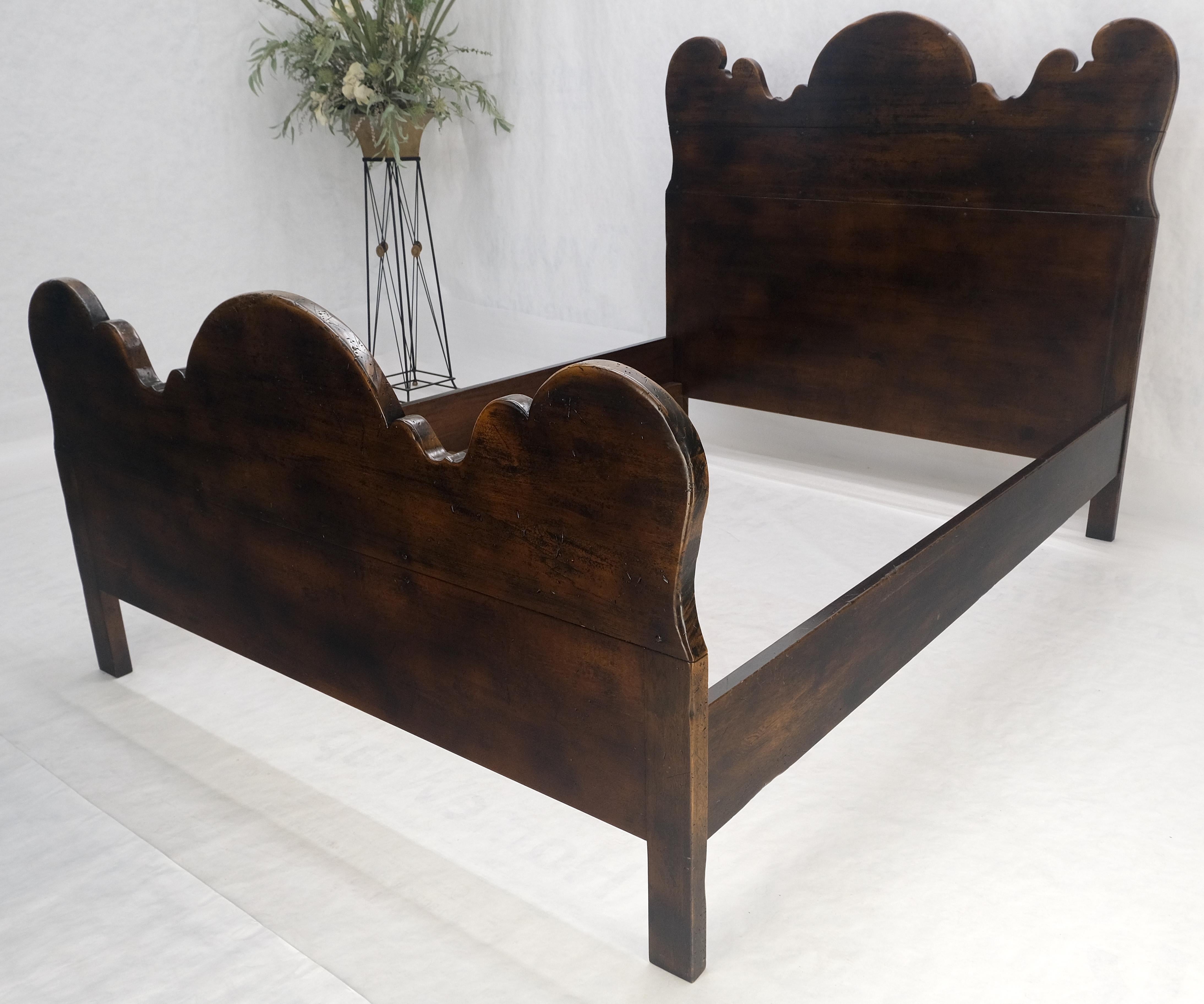 Spanish Colonial Massiv Ahorn Dunkel Made in Italy Queen Size Bett Kopfteil MINT (20. Jahrhundert) im Angebot