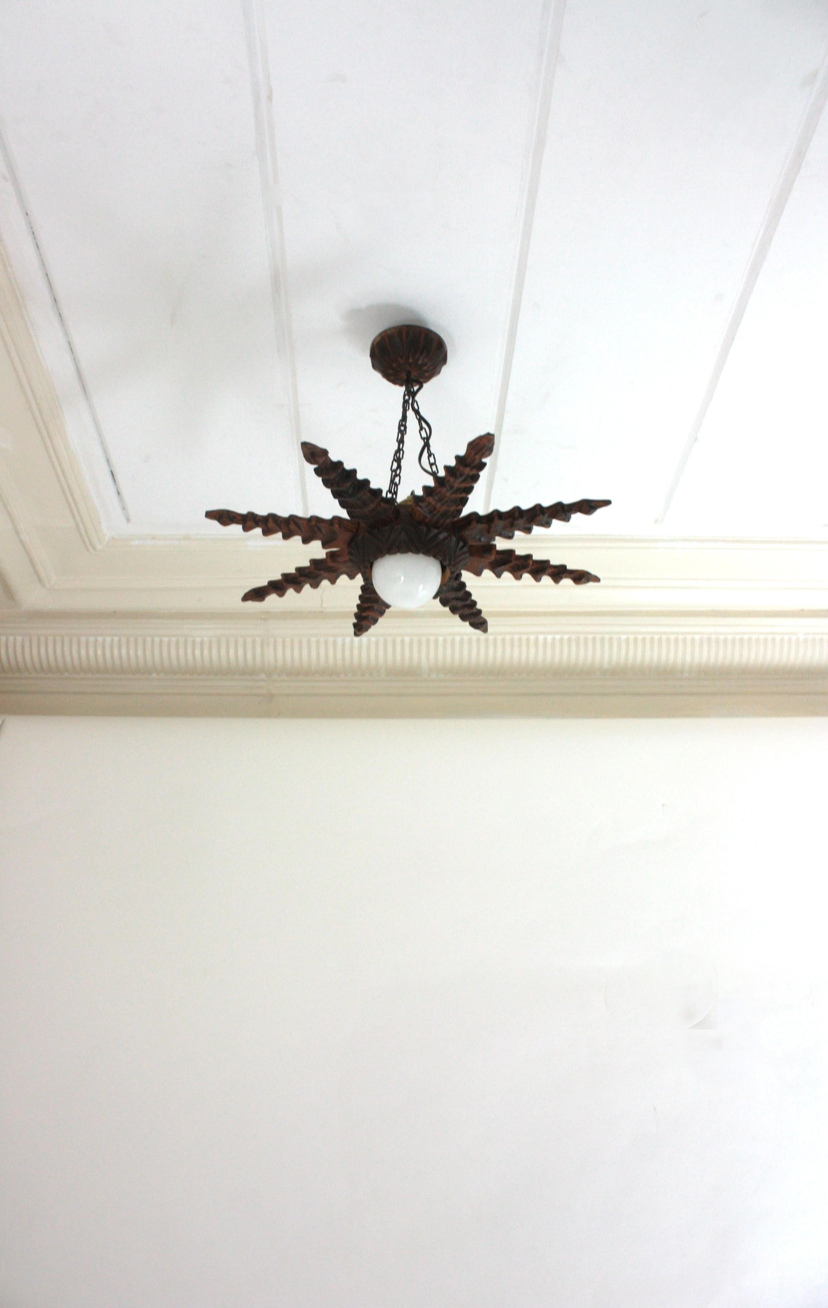 Lampe pendante à étoile en bois sculpté de style colonial espagnol, années 1940 en vente 6