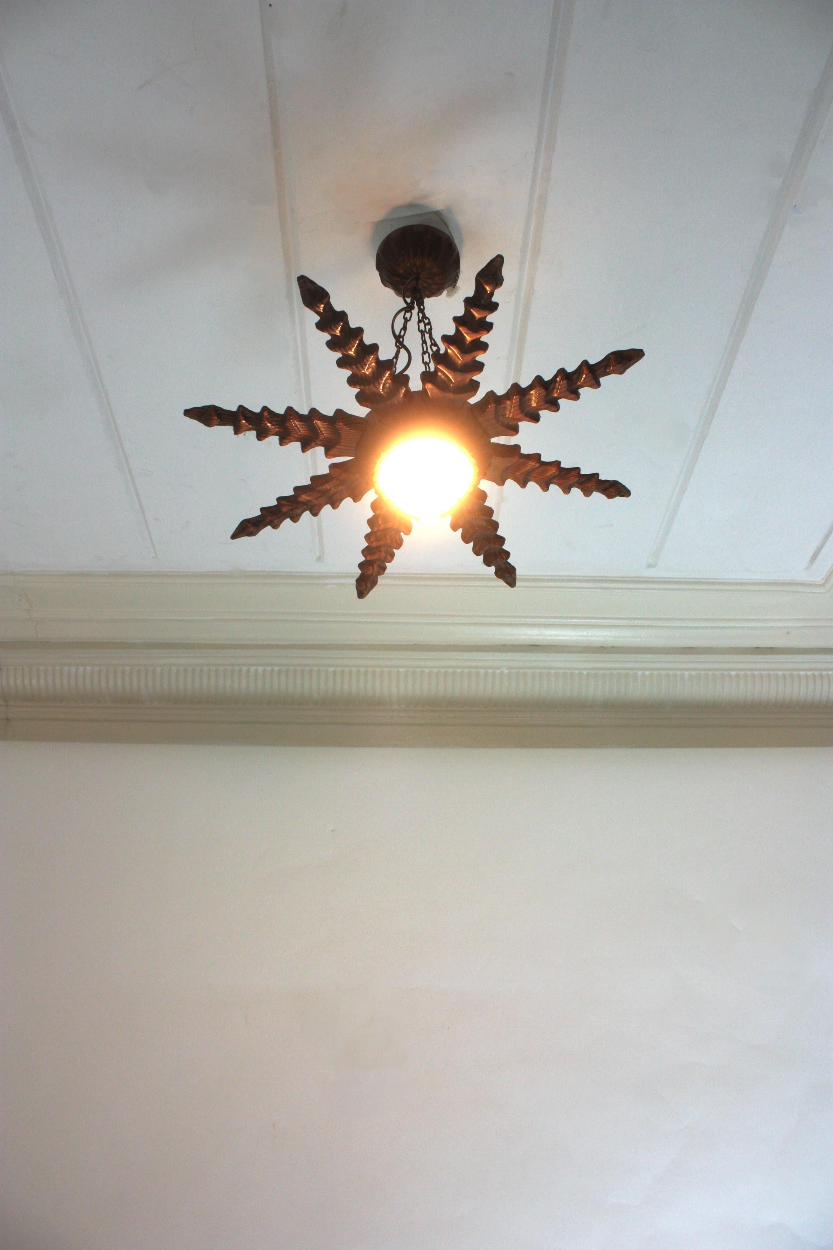 Lampe pendante à étoile en bois sculpté de style colonial espagnol, années 1940 en vente 7
