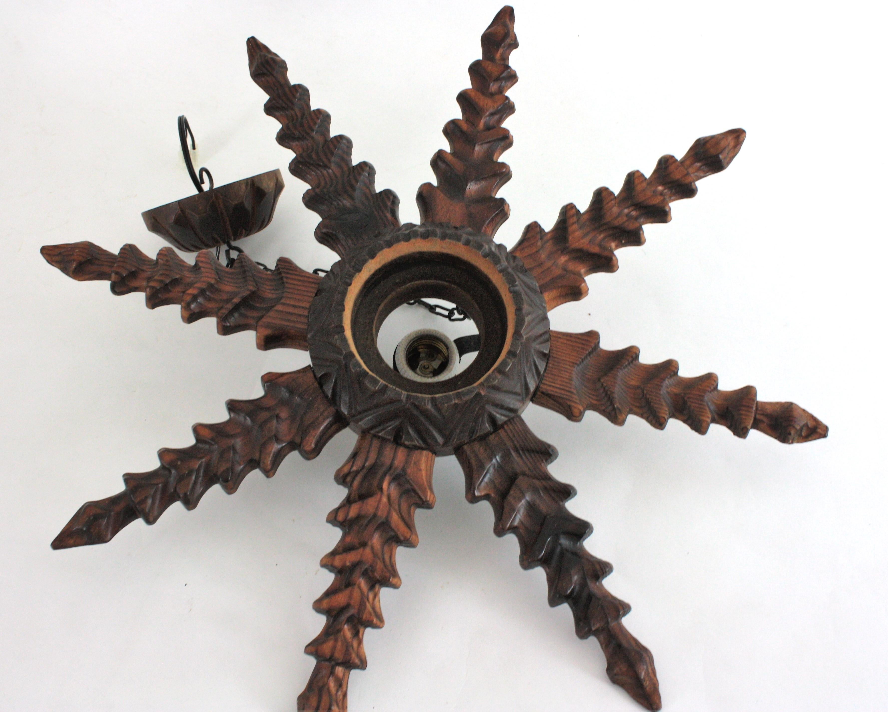 Lampe pendante à étoile en bois sculpté de style colonial espagnol, années 1940 en vente 11