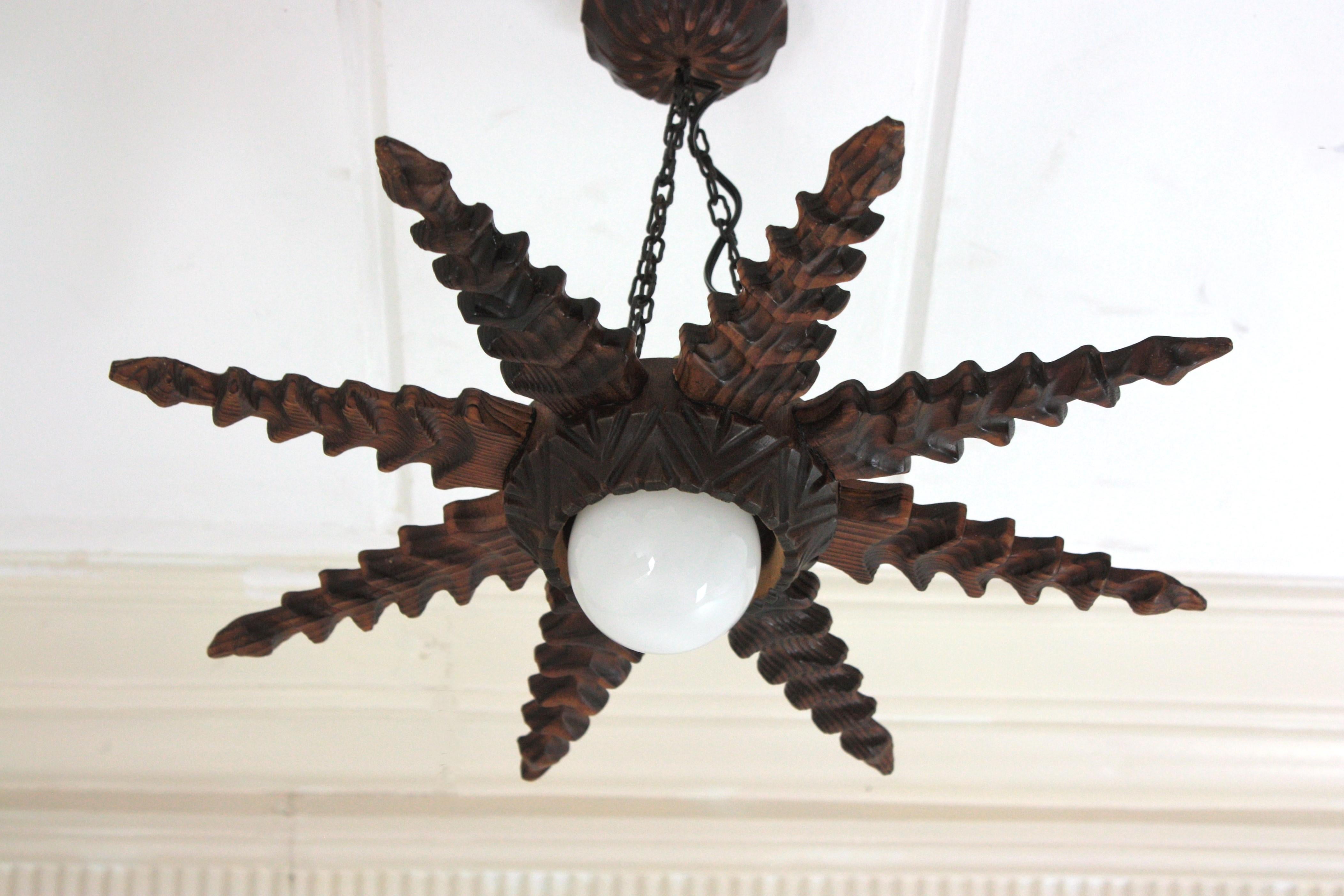 Colonial espagnol Lampe pendante à étoile en bois sculpté de style colonial espagnol, années 1940 en vente