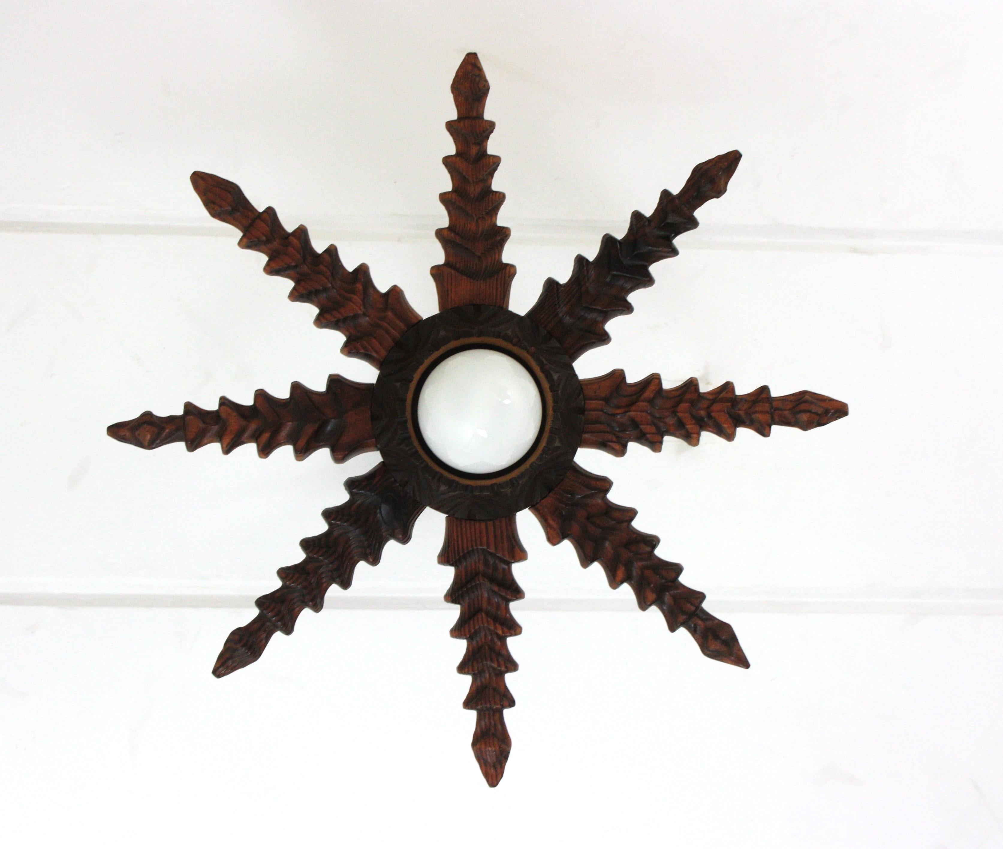 Fait main Lampe pendante à étoile en bois sculpté de style colonial espagnol, années 1940 en vente