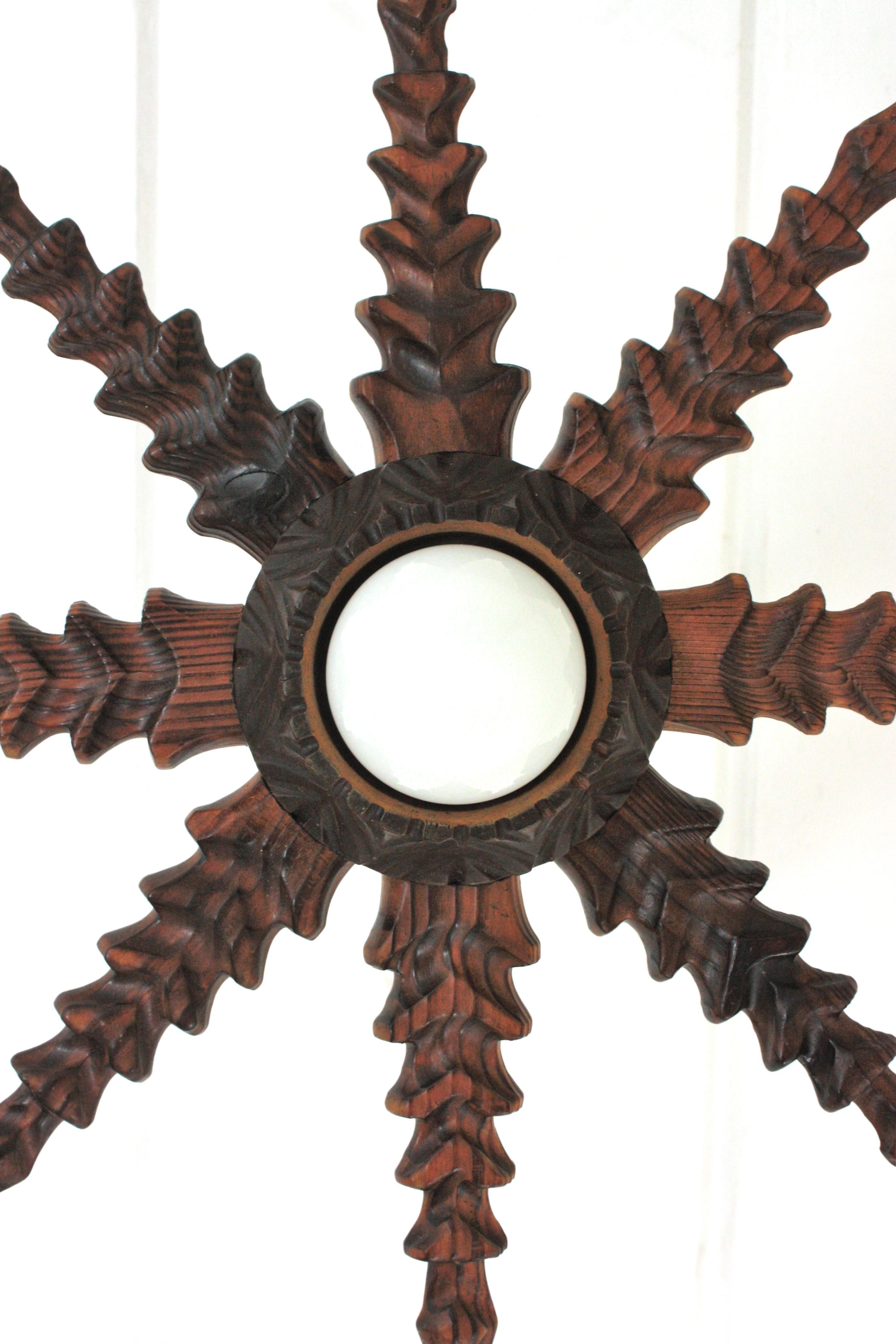 Lampe pendante à étoile en bois sculpté de style colonial espagnol, années 1940 Bon état - En vente à Barcelona, ES