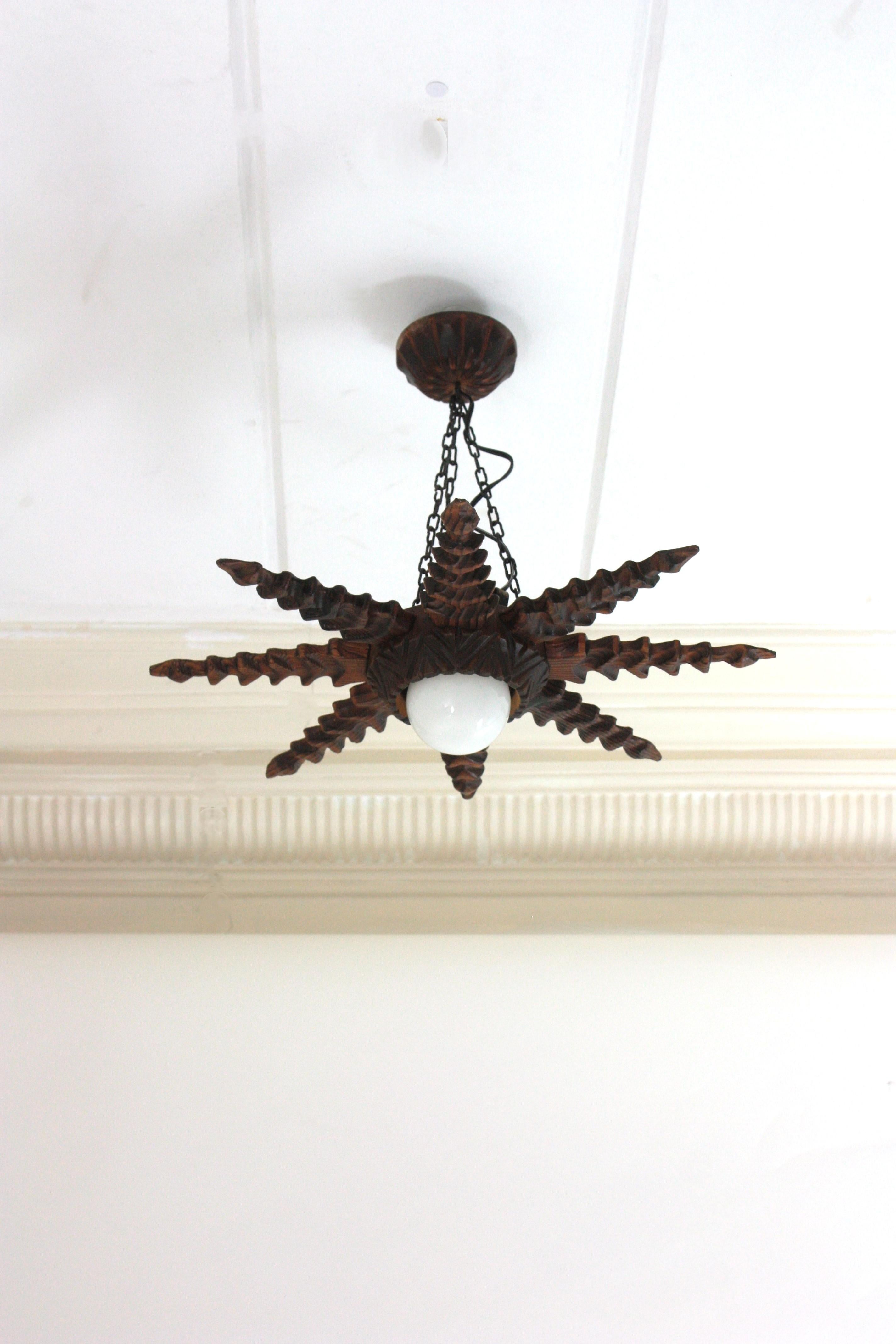 20ième siècle Lampe pendante à étoile en bois sculpté de style colonial espagnol, années 1940 en vente