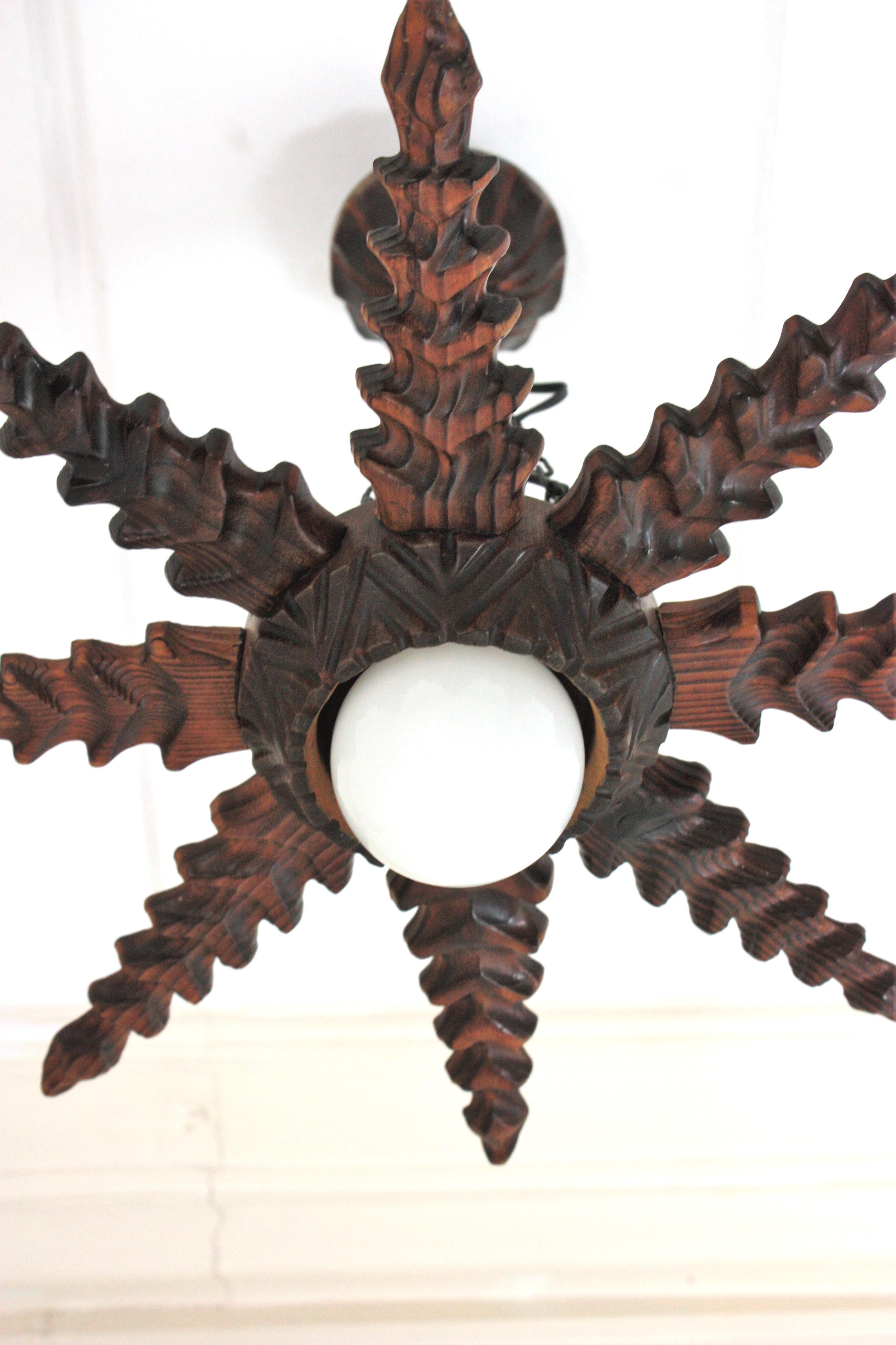 Pin Lampe pendante à étoile en bois sculpté de style colonial espagnol, années 1940 en vente