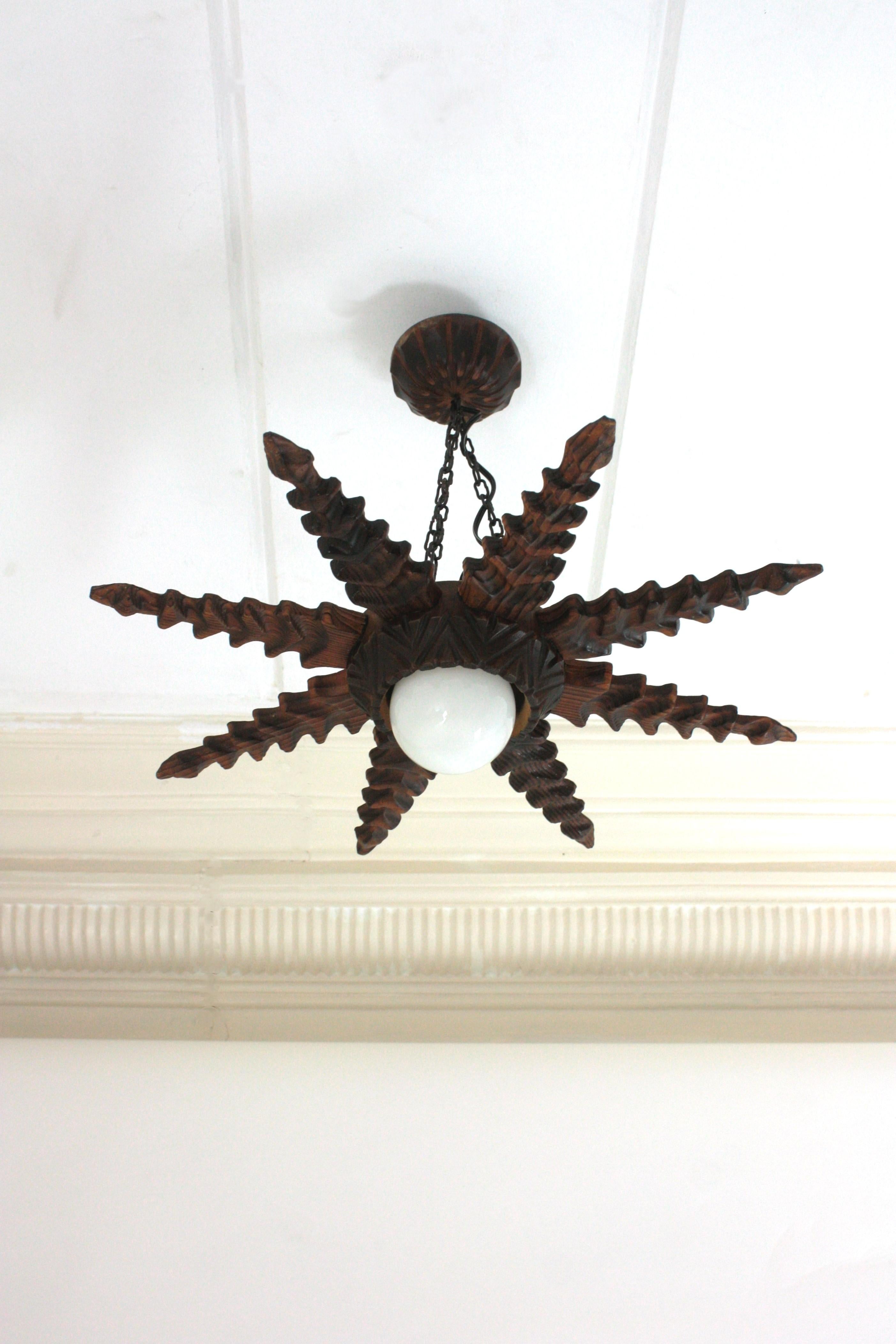 Lampe pendante à étoile en bois sculpté de style colonial espagnol, années 1940 en vente 1
