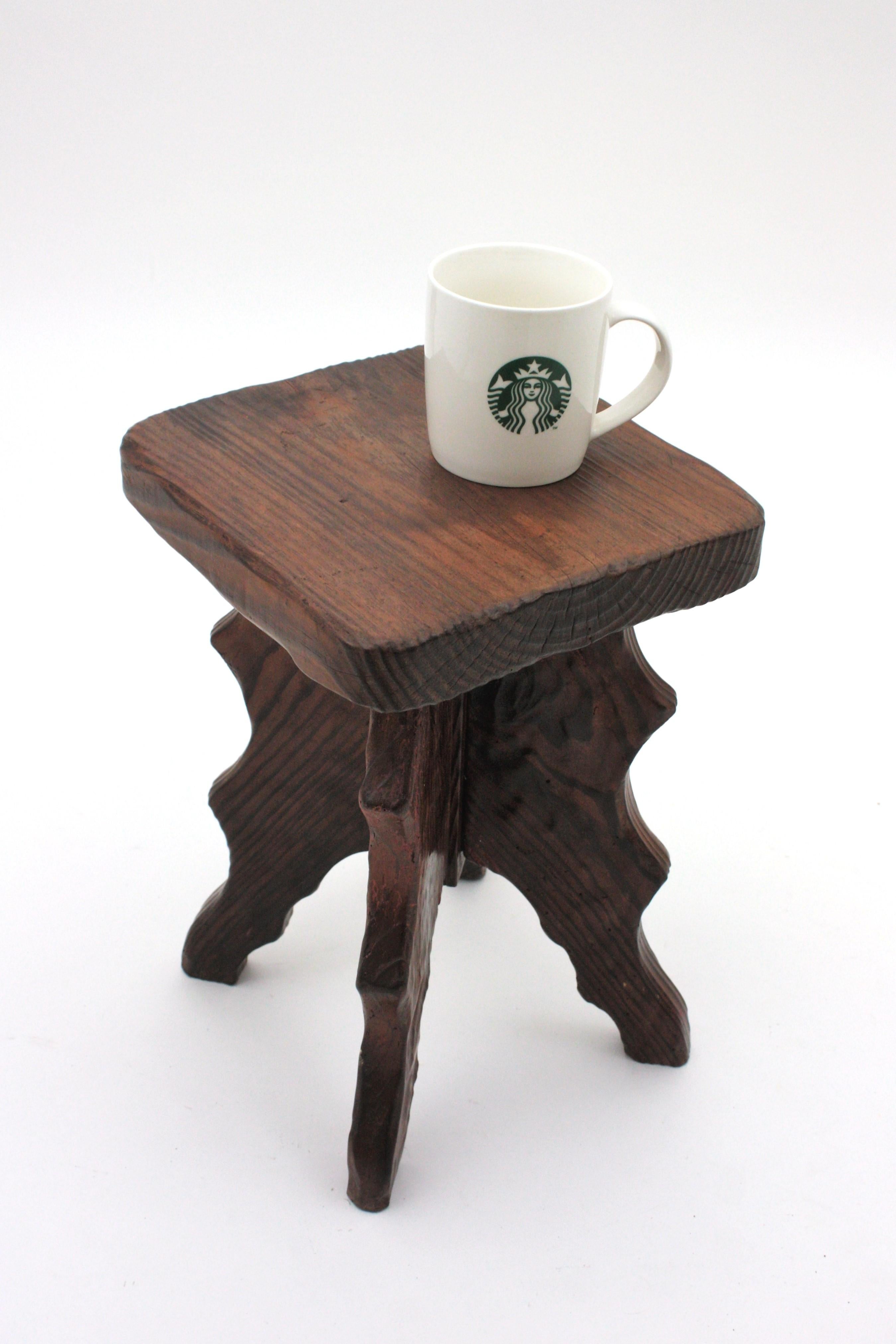 Tabouret/table d'appoint colonial espagnol en bois sculpté, années 1940 en vente 2
