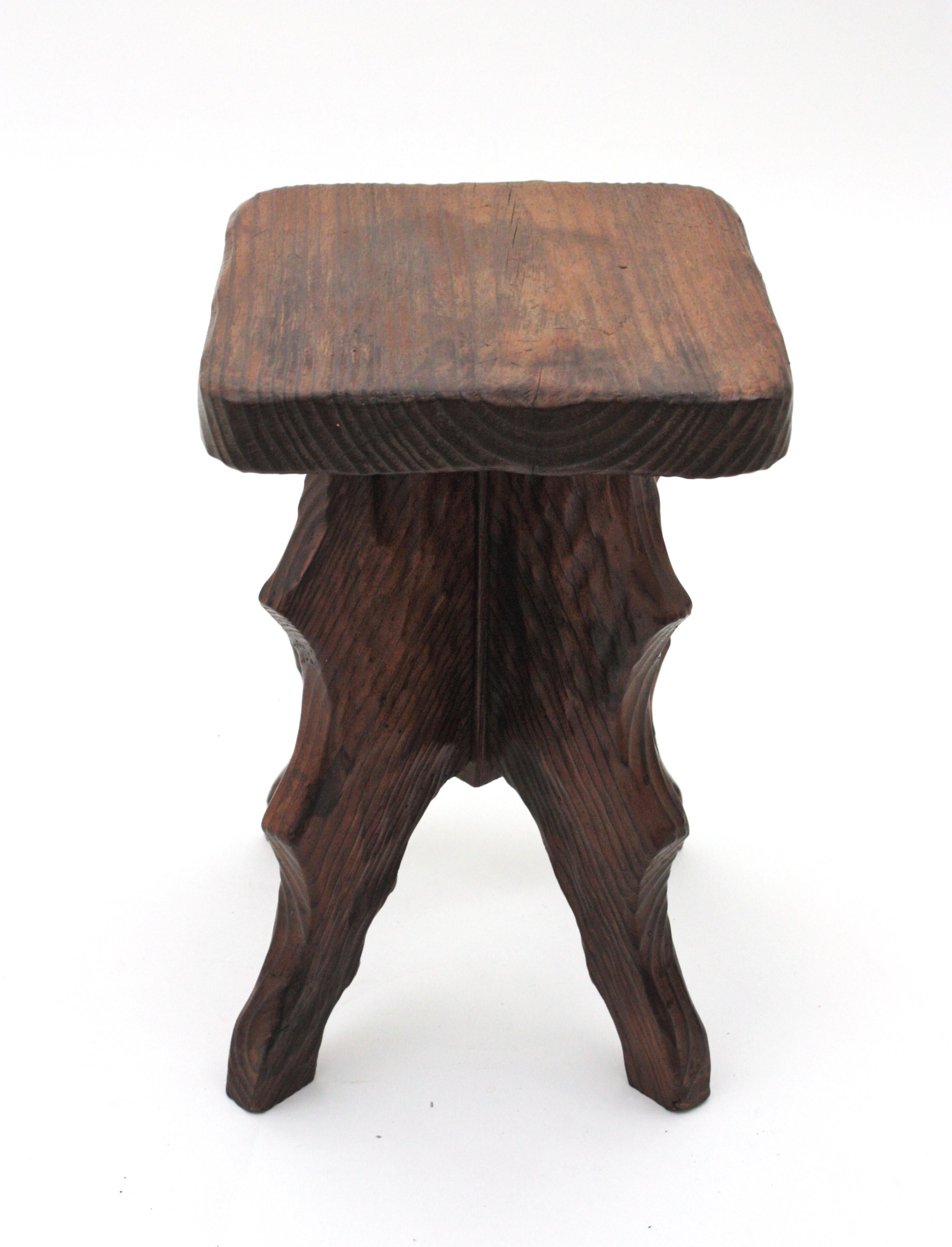 Tabouret/table d'appoint colonial espagnol en bois sculpté, années 1940 en vente 3