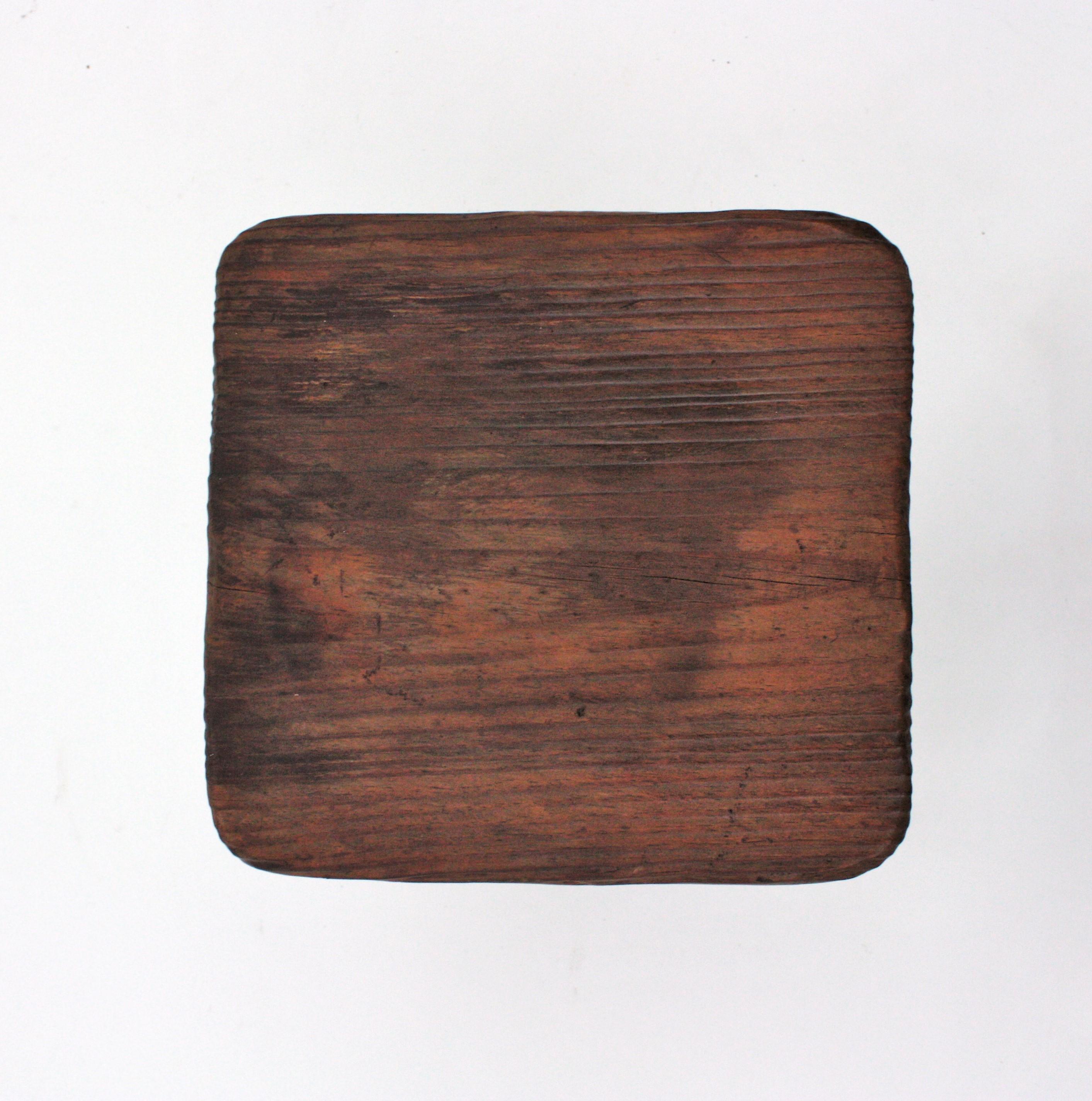 Tabouret/table d'appoint colonial espagnol en bois sculpté, années 1940 en vente 7