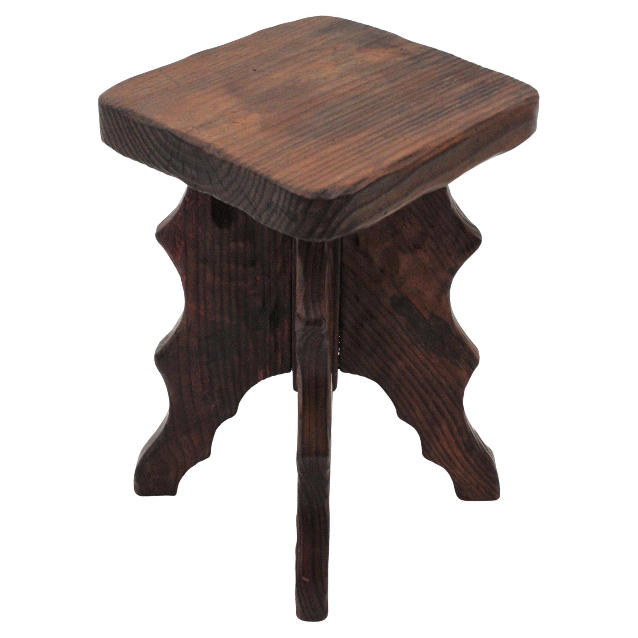 Tabouret ou petite table d'appoint en bois sculpté, Espagne, années 1940
Ce tabouret en bois de style néo-espagnol est doté d'un plateau carré et de quatre pieds avec des détails festonnés sculptés à la main.
Ce tabouret présente une finition