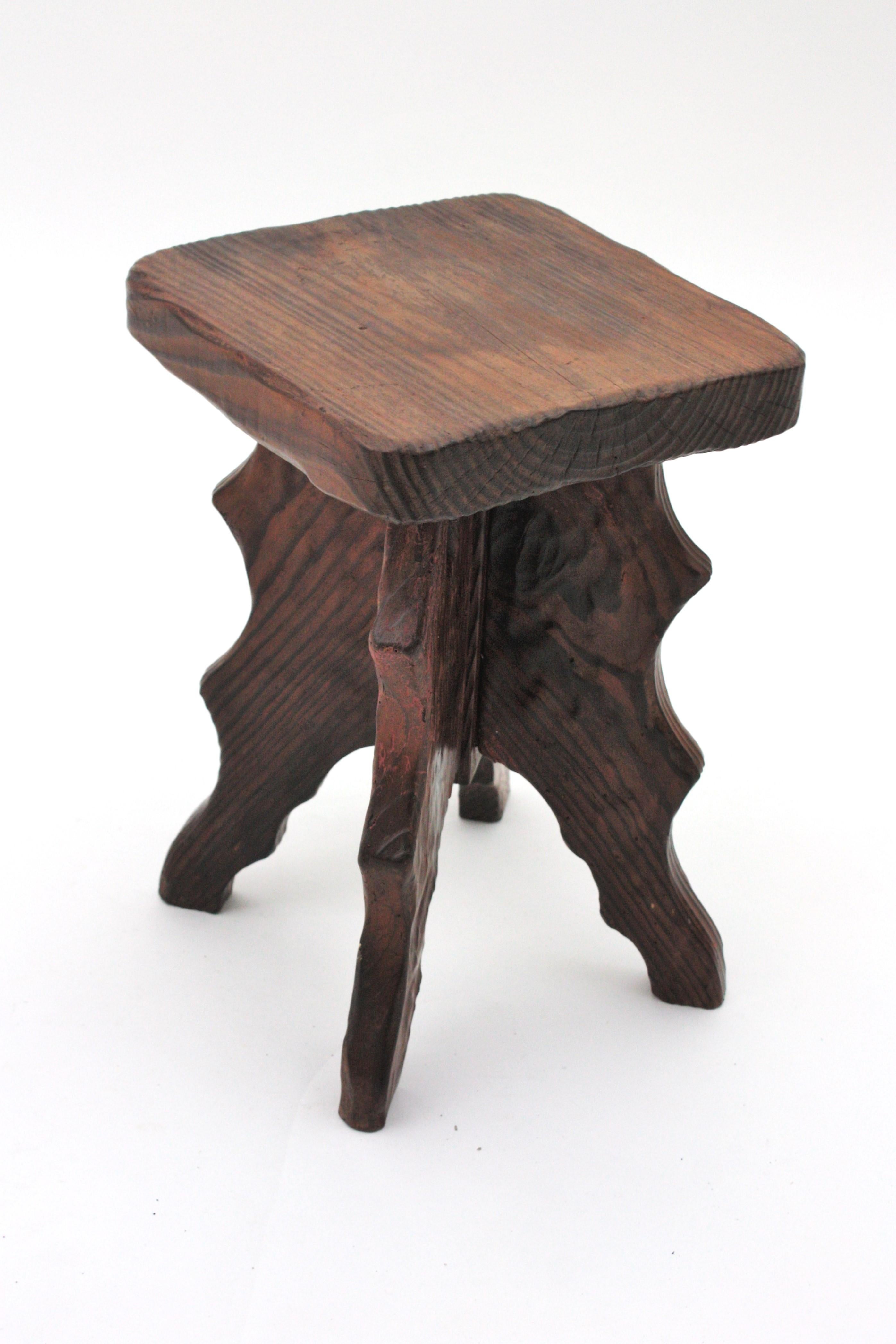 Sculpté à la main Tabouret/table d'appoint colonial espagnol en bois sculpté, années 1940 en vente