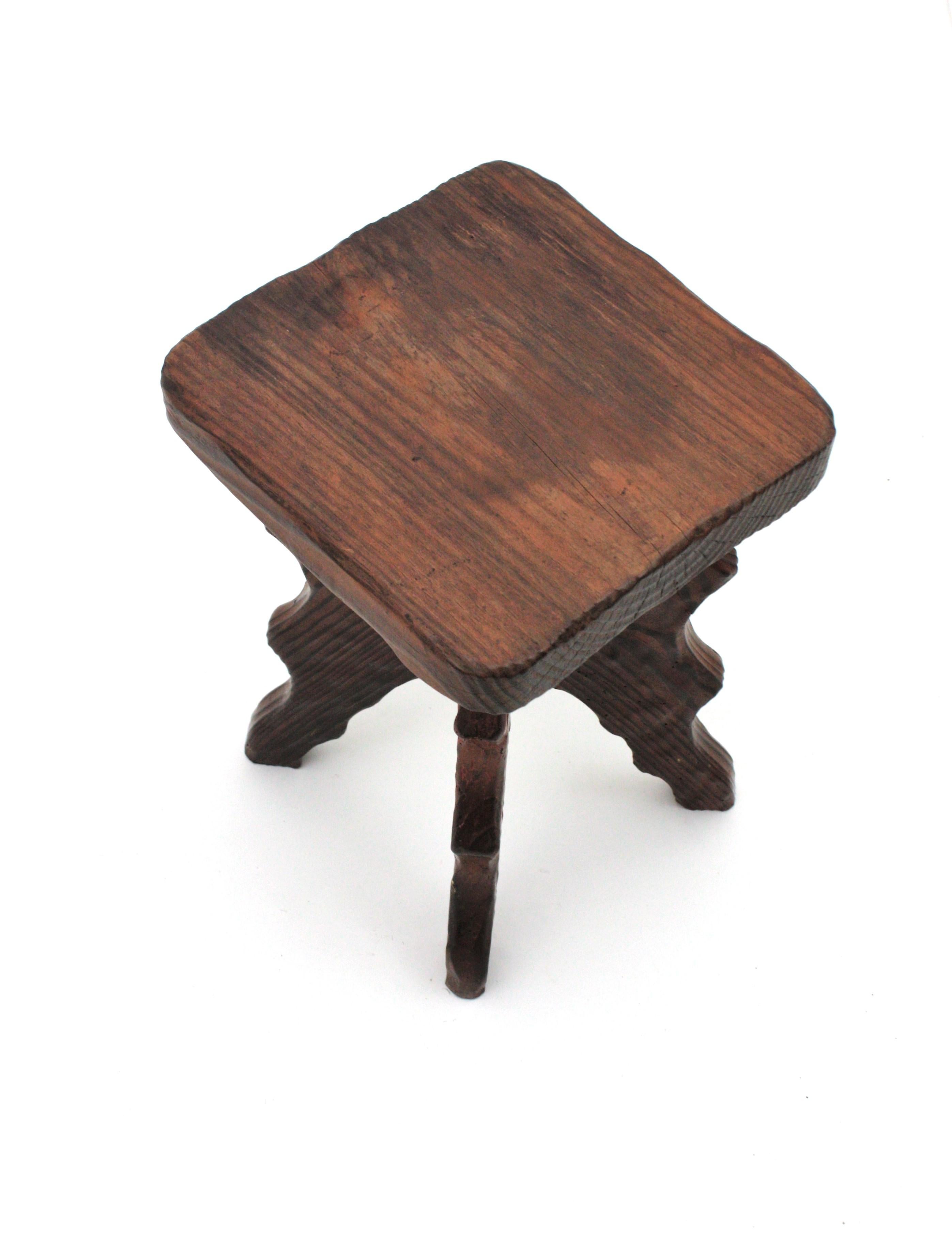 Bois Tabouret/table d'appoint colonial espagnol en bois sculpté, années 1940 en vente