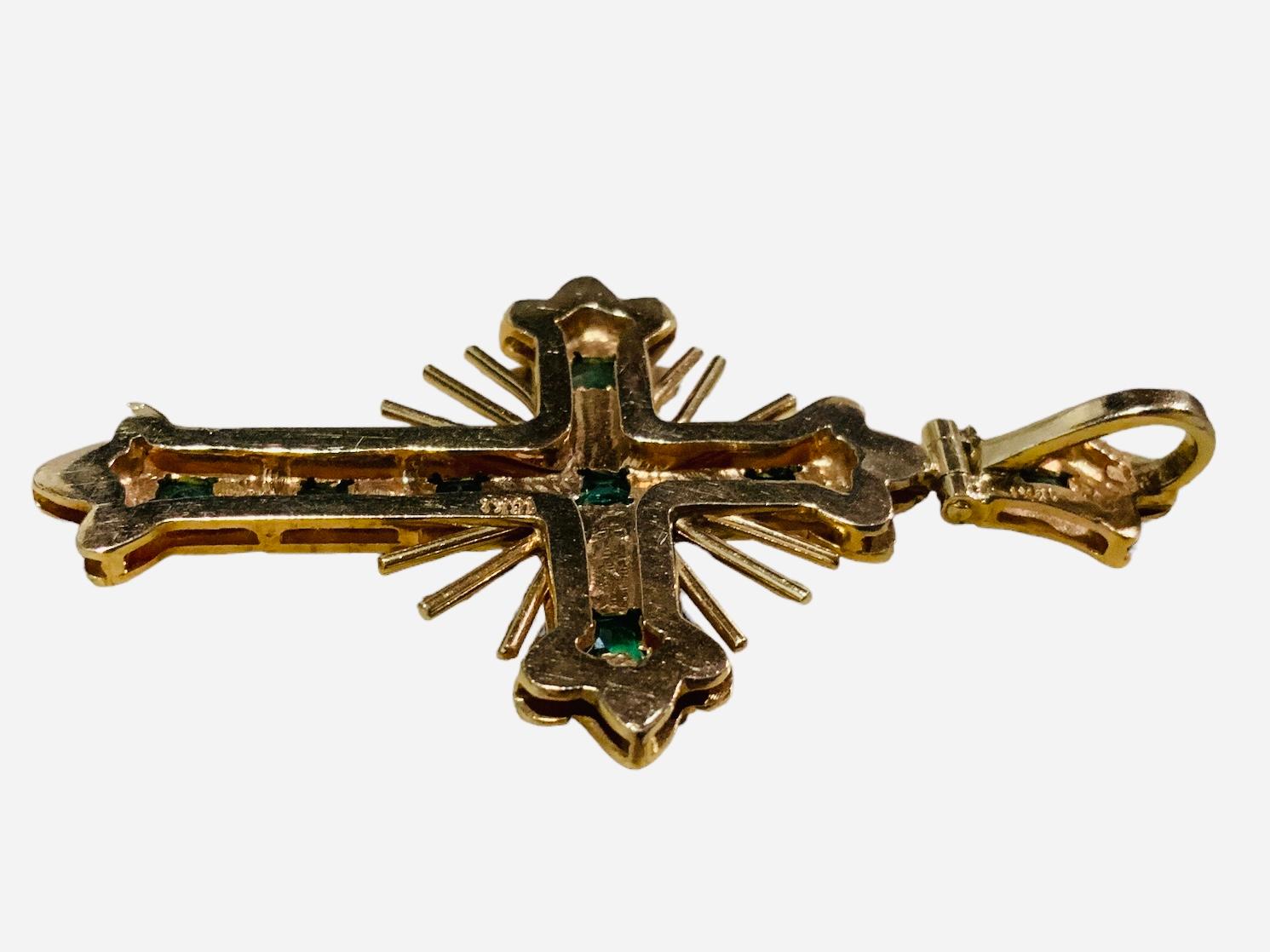 Spanish Colonial Style 18k Gold Emerald Cross Pendant In Good Condition In Guaynabo, PR