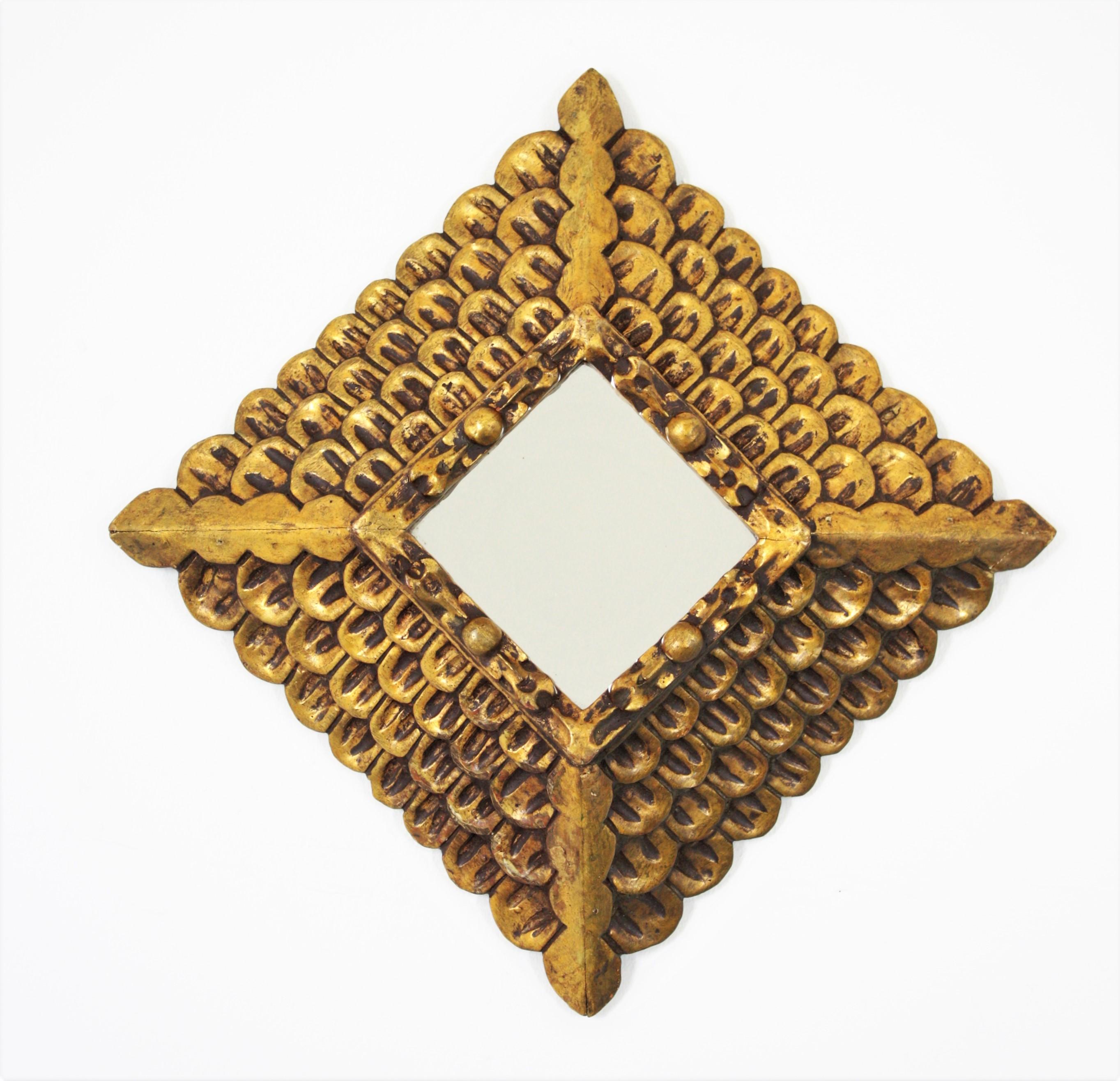 Gorgeous carved giltwood mirror with scalloped frame and gold leaf gilding. Spain, 1940s
It can be hung in rhombus position or in square position.
This mirror has a richly carved four layered frame with scalloped decorations thorough.
Terrific