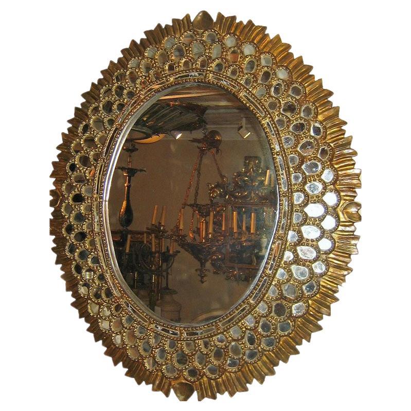 Miroir espagnol en bois doré datant de 1900 avec des inserts de miroir dans le cadre

Mesures :
Hauteur : 40