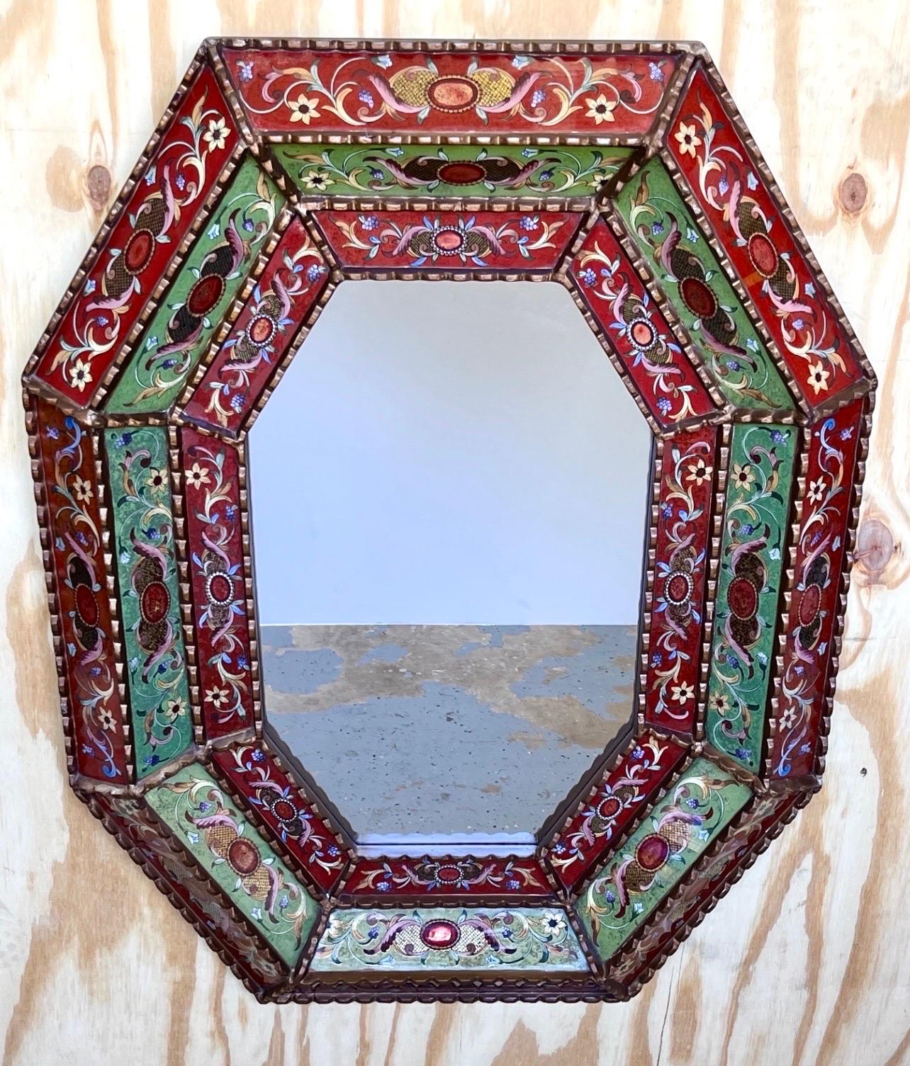 Miroir de style colonial espagnol en bois doré et verre aggloméré
Probablement péruvien, Circa 1960s

De forme octogonale, avec un entourage conforme de panneaux coussinés ou étagés à décor floral en Verre Égloméré. Avec un miroir encastré de 15
