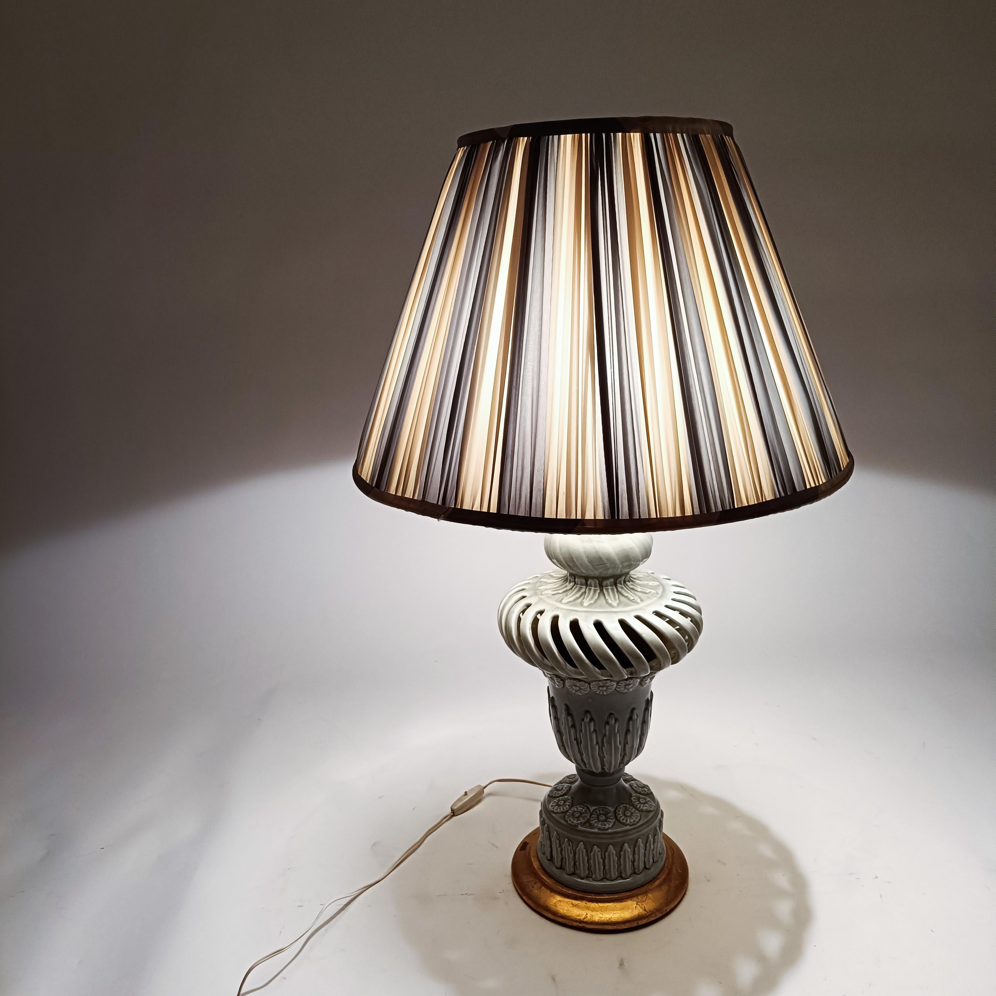 Spanish Colonial style. Handmade ceramic table lamp from Manises, Spain, 1960s For Sale 4