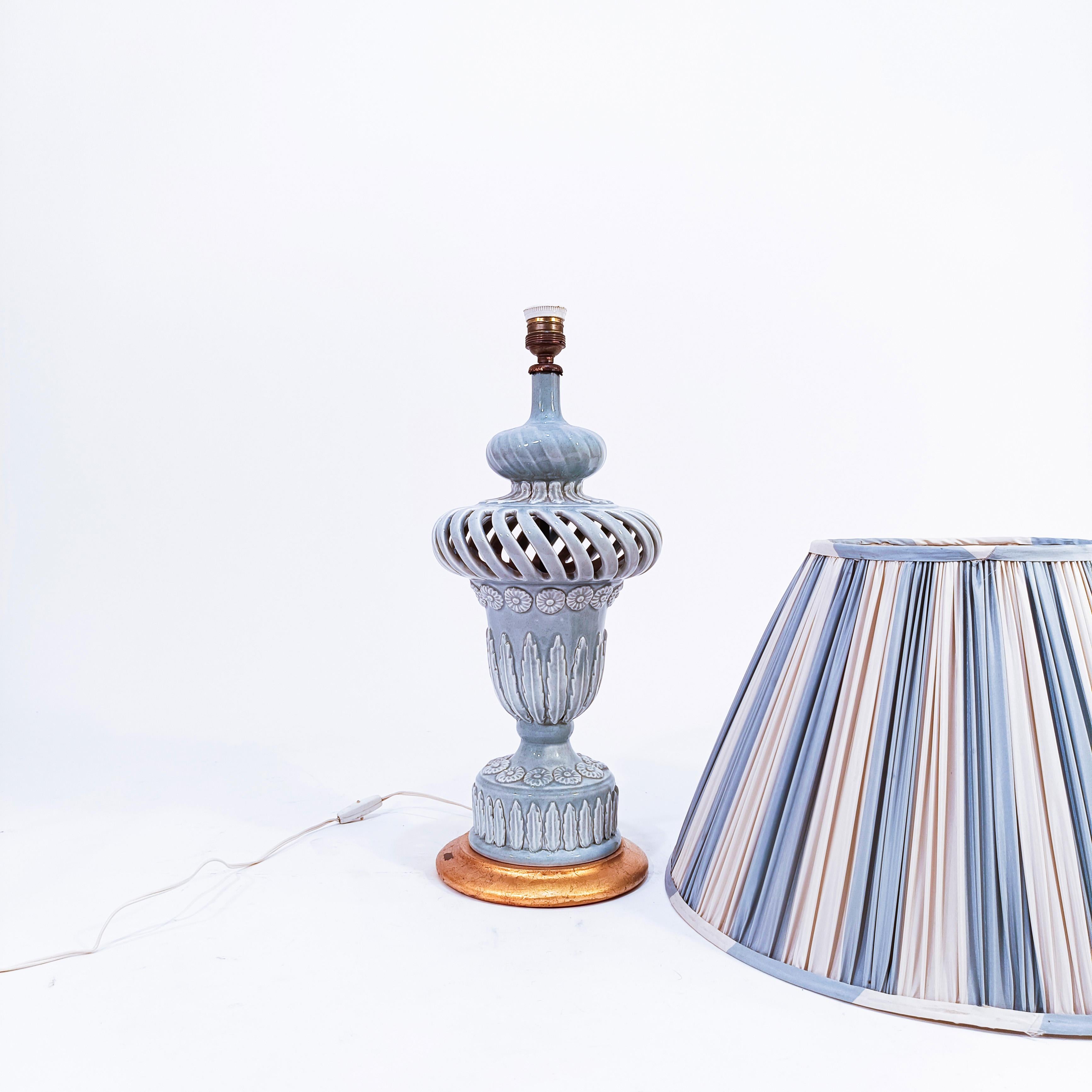 Spanish Colonial style. Handmade ceramic table lamp from Manises, Spain, 1960s For Sale 8