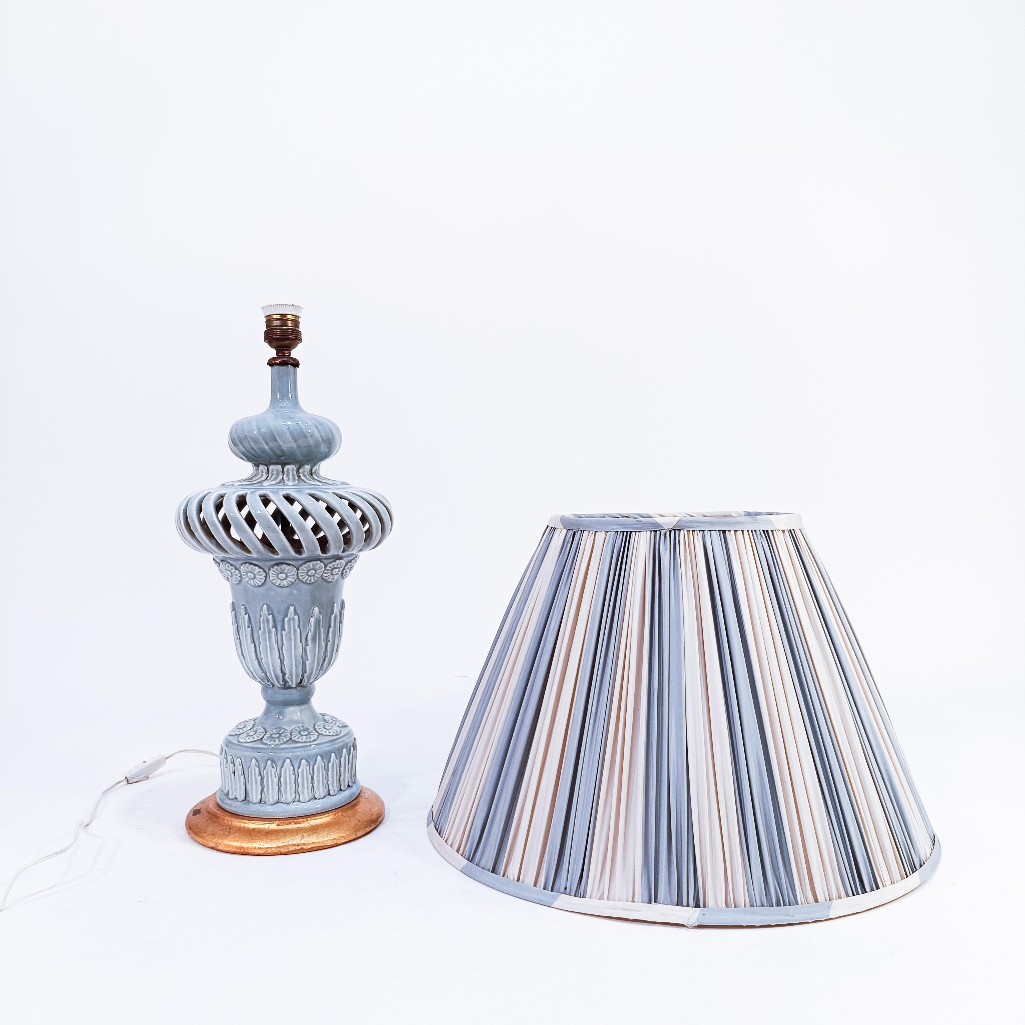 Spanish Colonial style. Handmade ceramic table lamp from Manises, Spain, 1960s For Sale 9