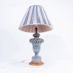 Estilo colonial español. Lámpara de sobremesa de cerámica hecha a mano en Manises, España, años 60