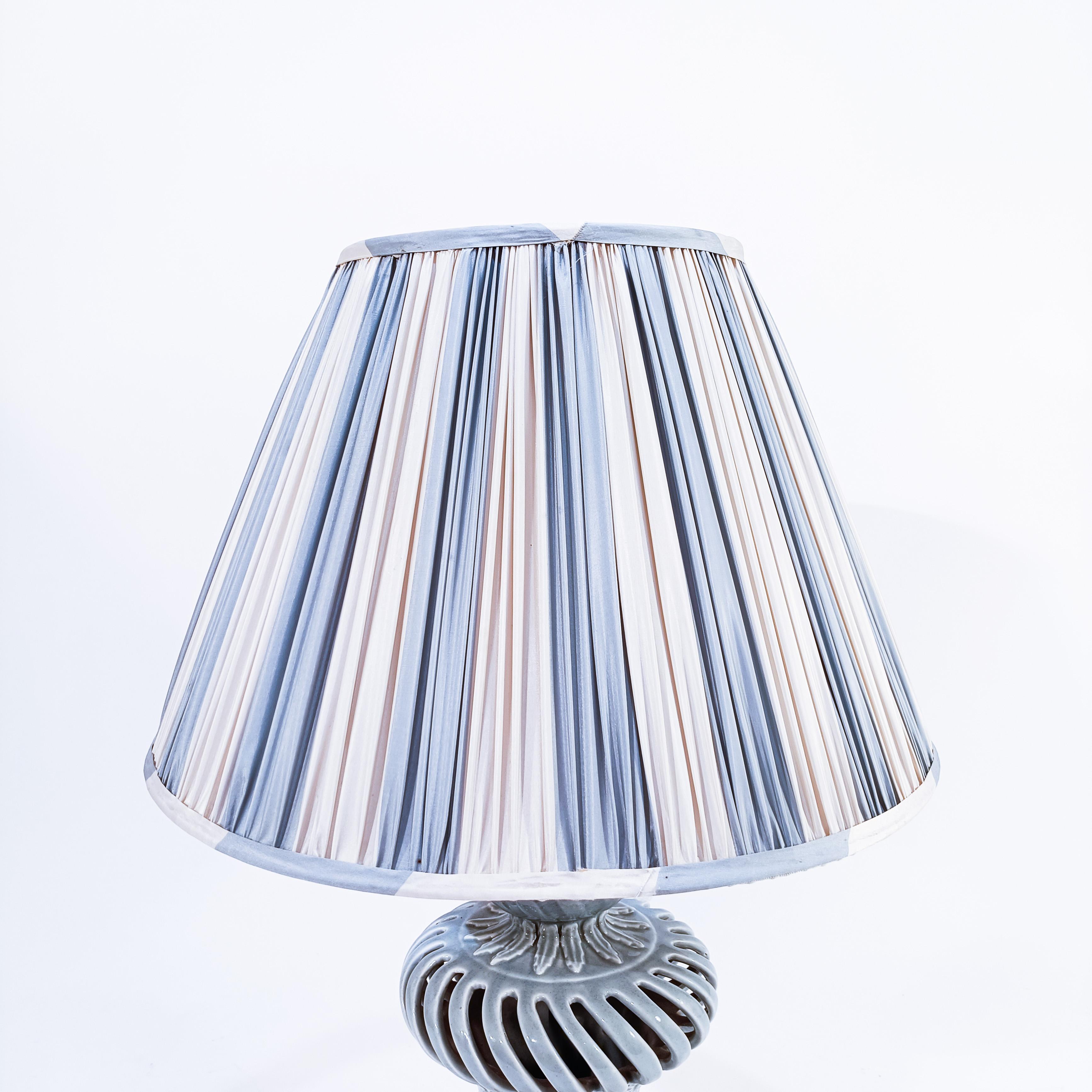 Spanish Colonial style. Handmade ceramic table lamp from Manises, Spain, 1960s In Good Condition For Sale In SANT ADRIÀ DE BESÒS, ES