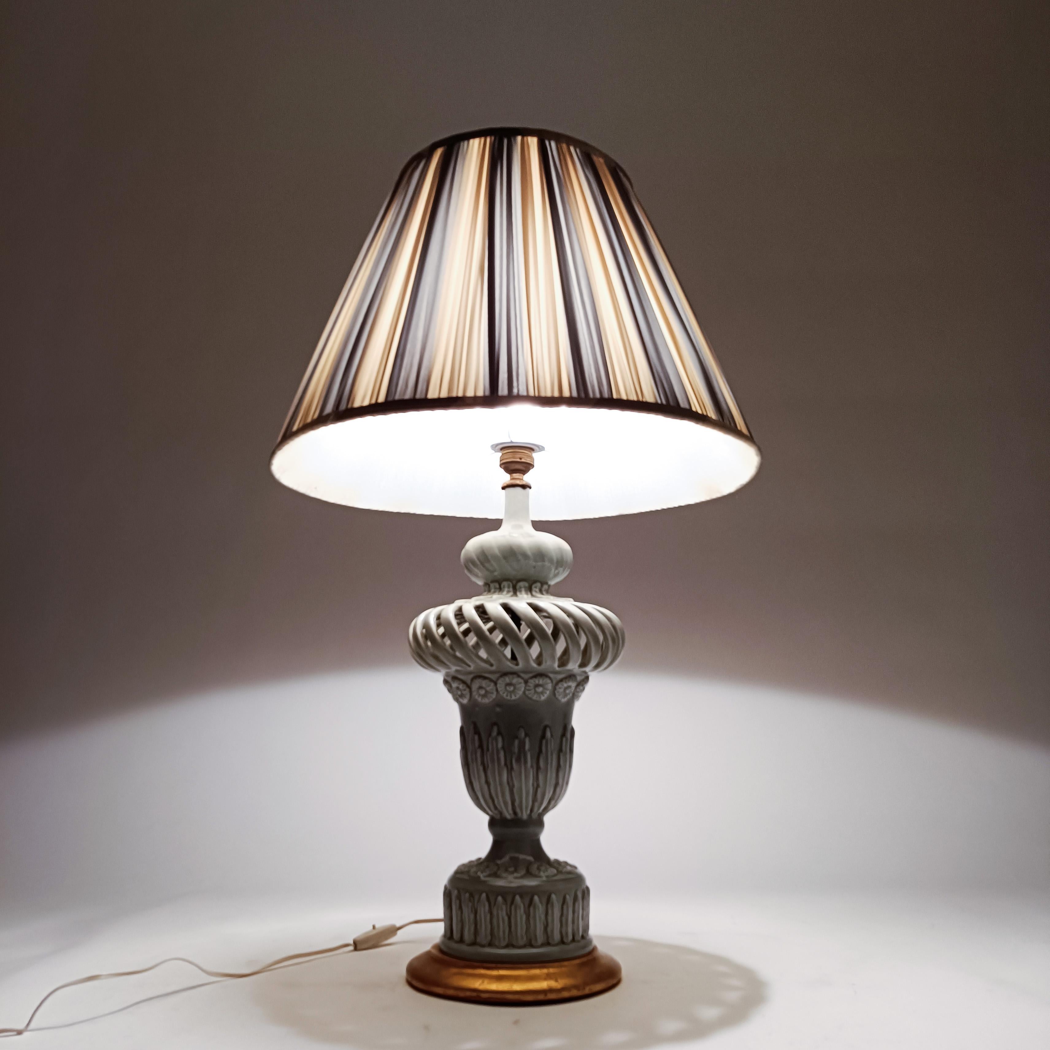 Spanish Colonial style. Handmade ceramic table lamp from Manises, Spain, 1960s For Sale 2