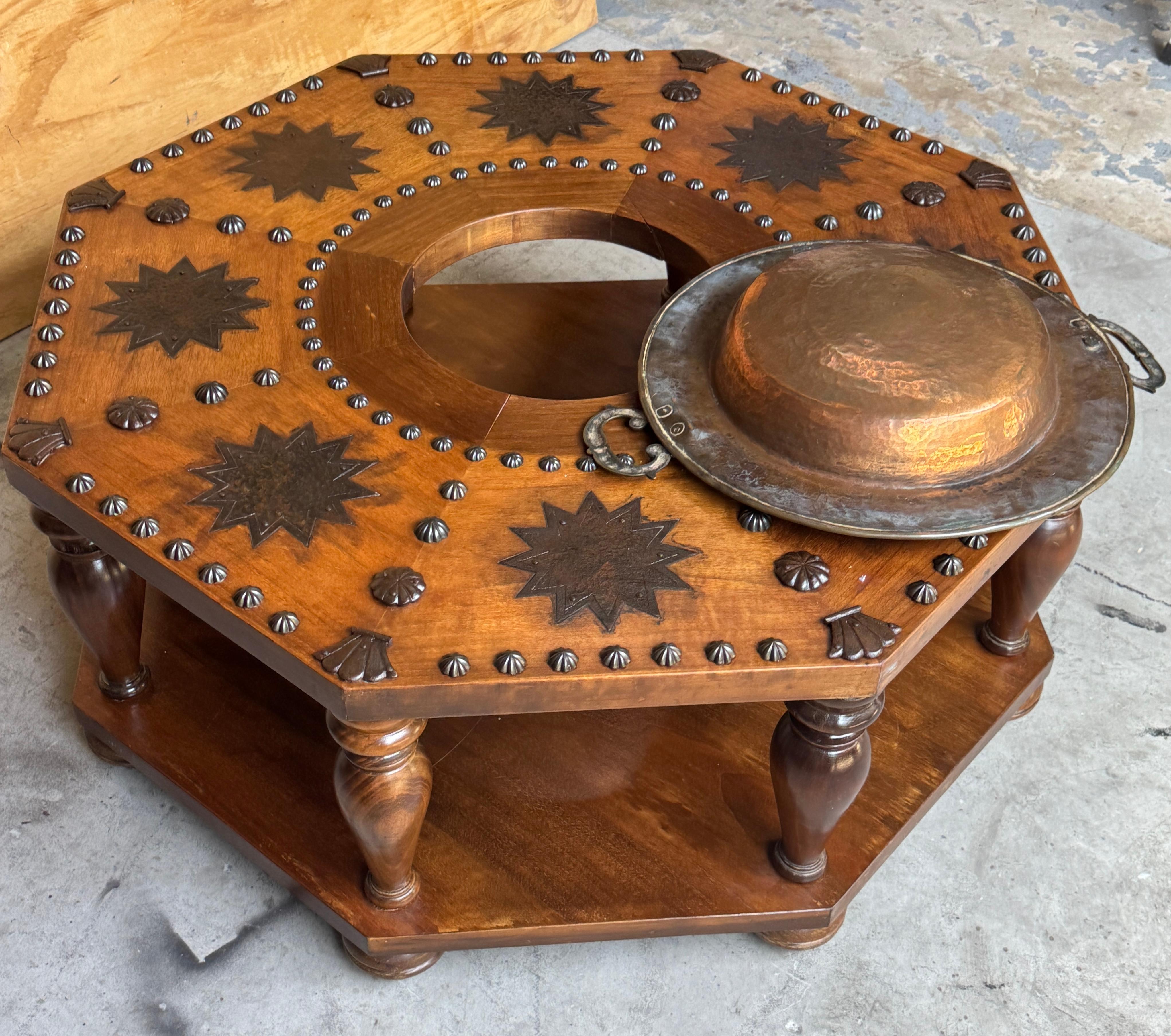 Table à brasero octogonale de style colonial espagnol, montures en bronze, début et milieu du 20e siècle en vente 2