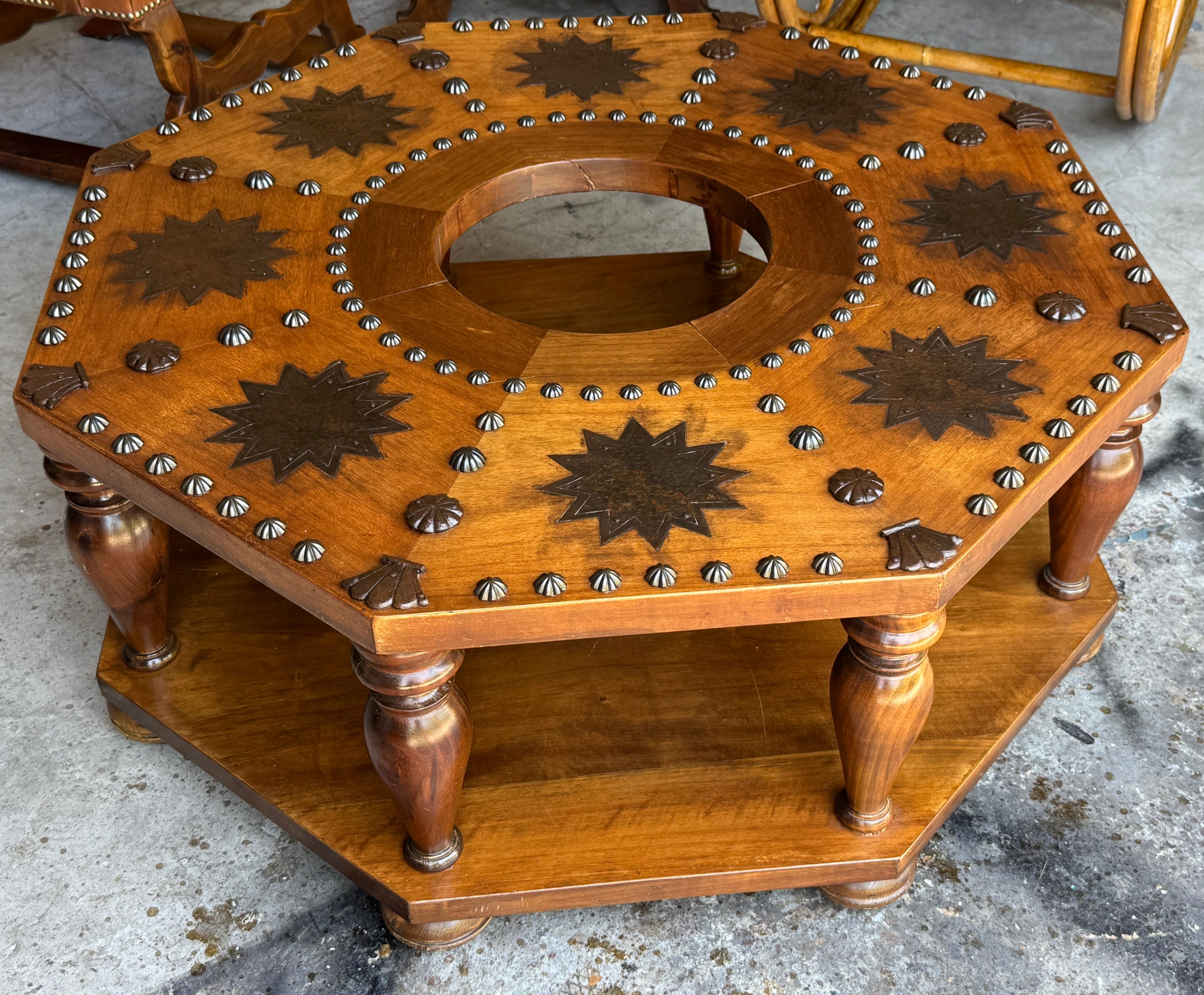 Table à brasero octogonale de style colonial espagnol, montures en bronze, début et milieu du 20e siècle en vente 3