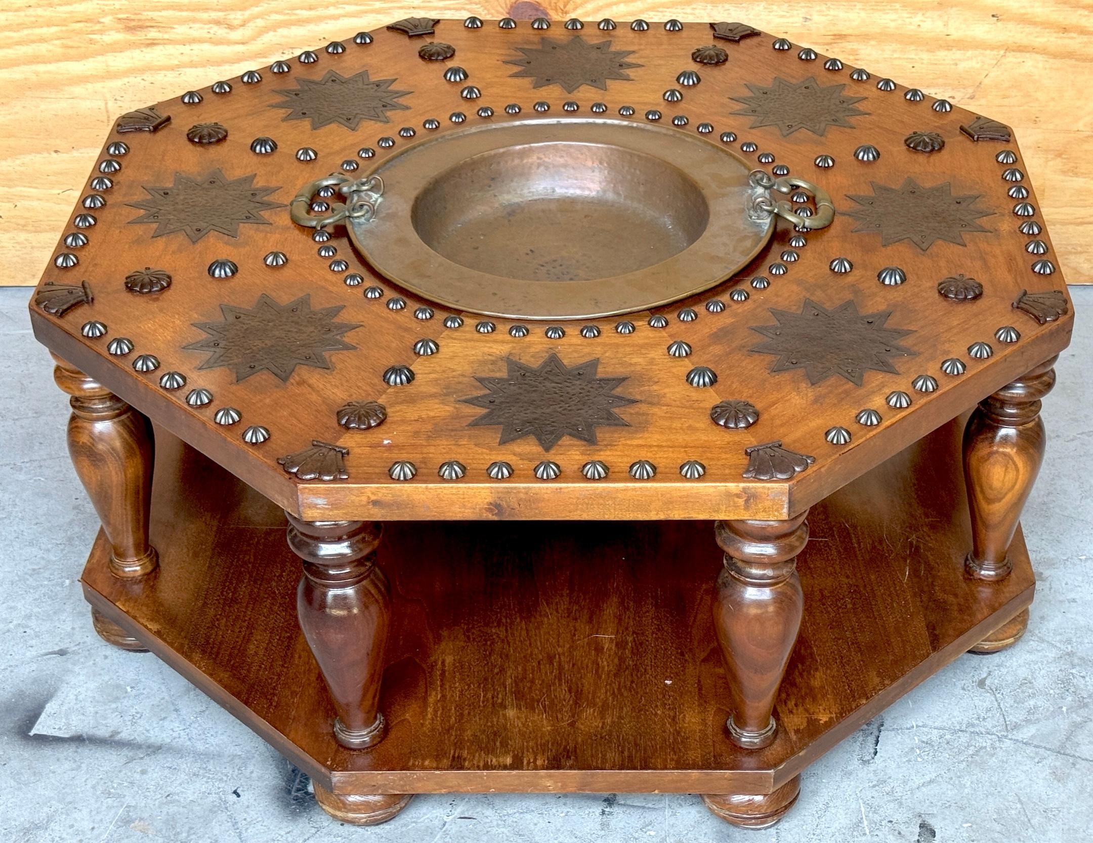 Table à brasero octogonale de style colonial espagnol avec montures en bronze, début à milieu du 20e siècle

Table centrale ou table à brasero octogonale de style Coloni espagnol, richement détaillée, fabriquée avec des formes et des ornements