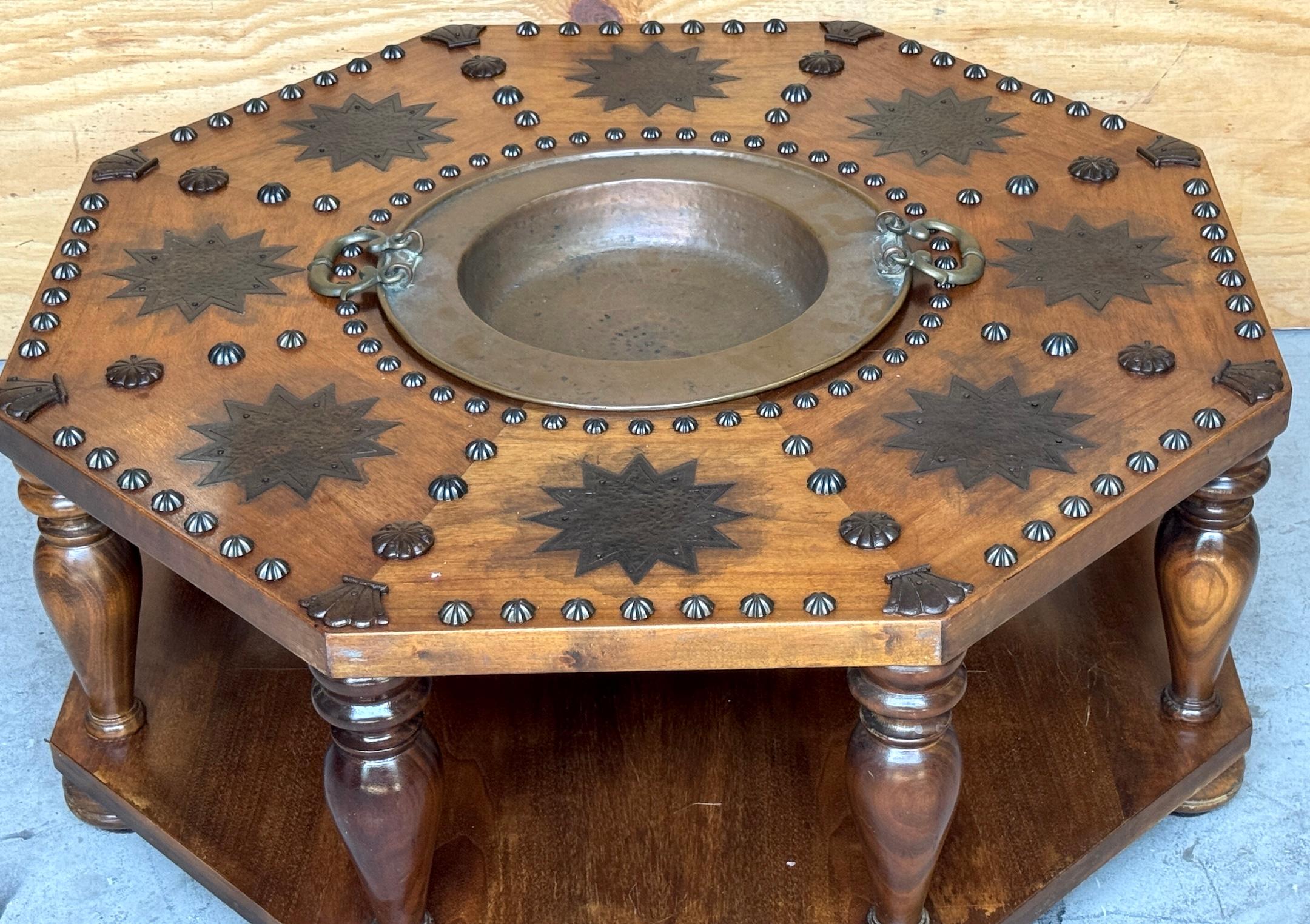 Colonial espagnol Table à brasero octogonale de style colonial espagnol, montures en bronze, début et milieu du 20e siècle en vente