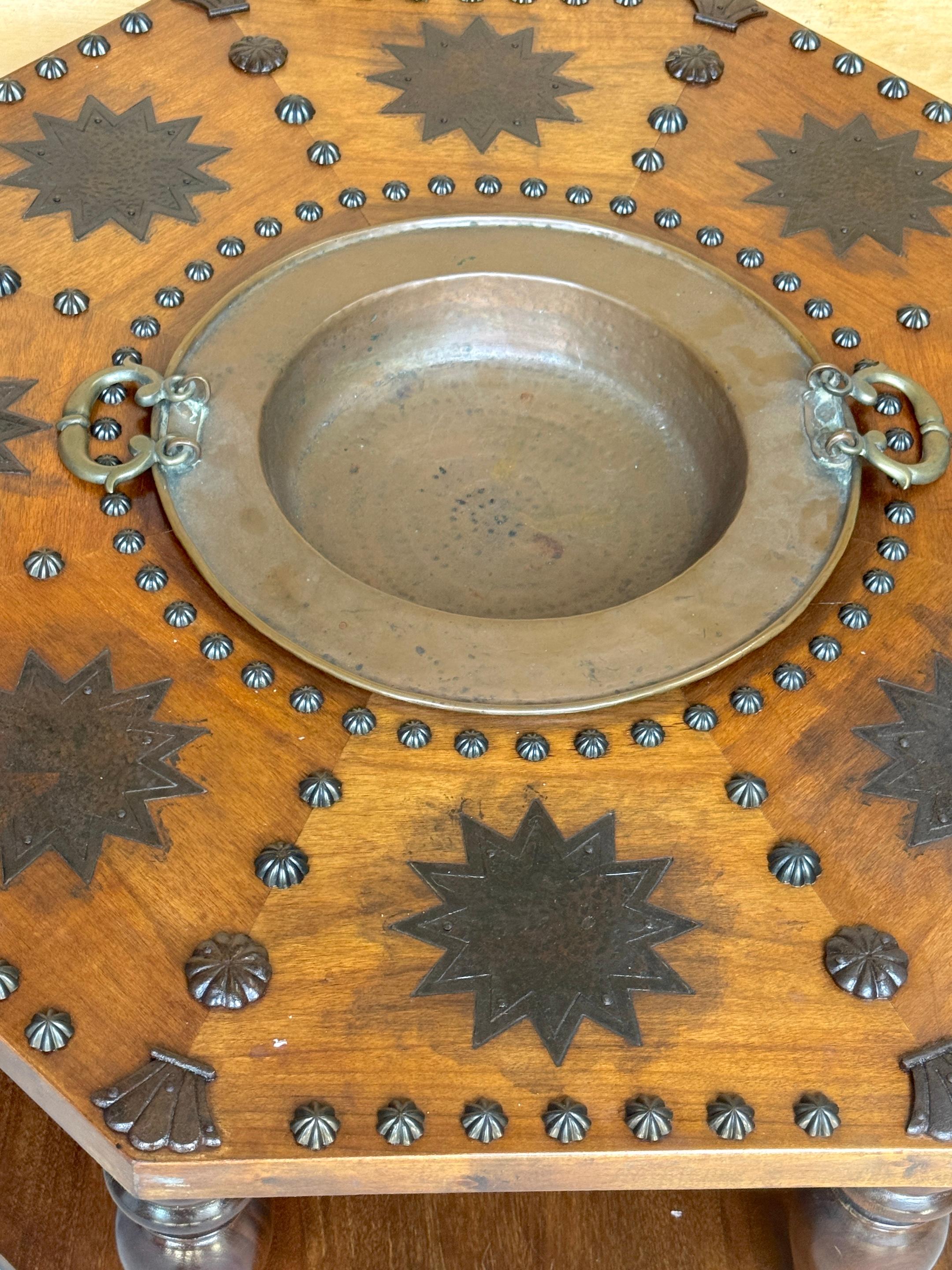 Sculpté à la main Table à brasero octogonale de style colonial espagnol, montures en bronze, début et milieu du 20e siècle en vente