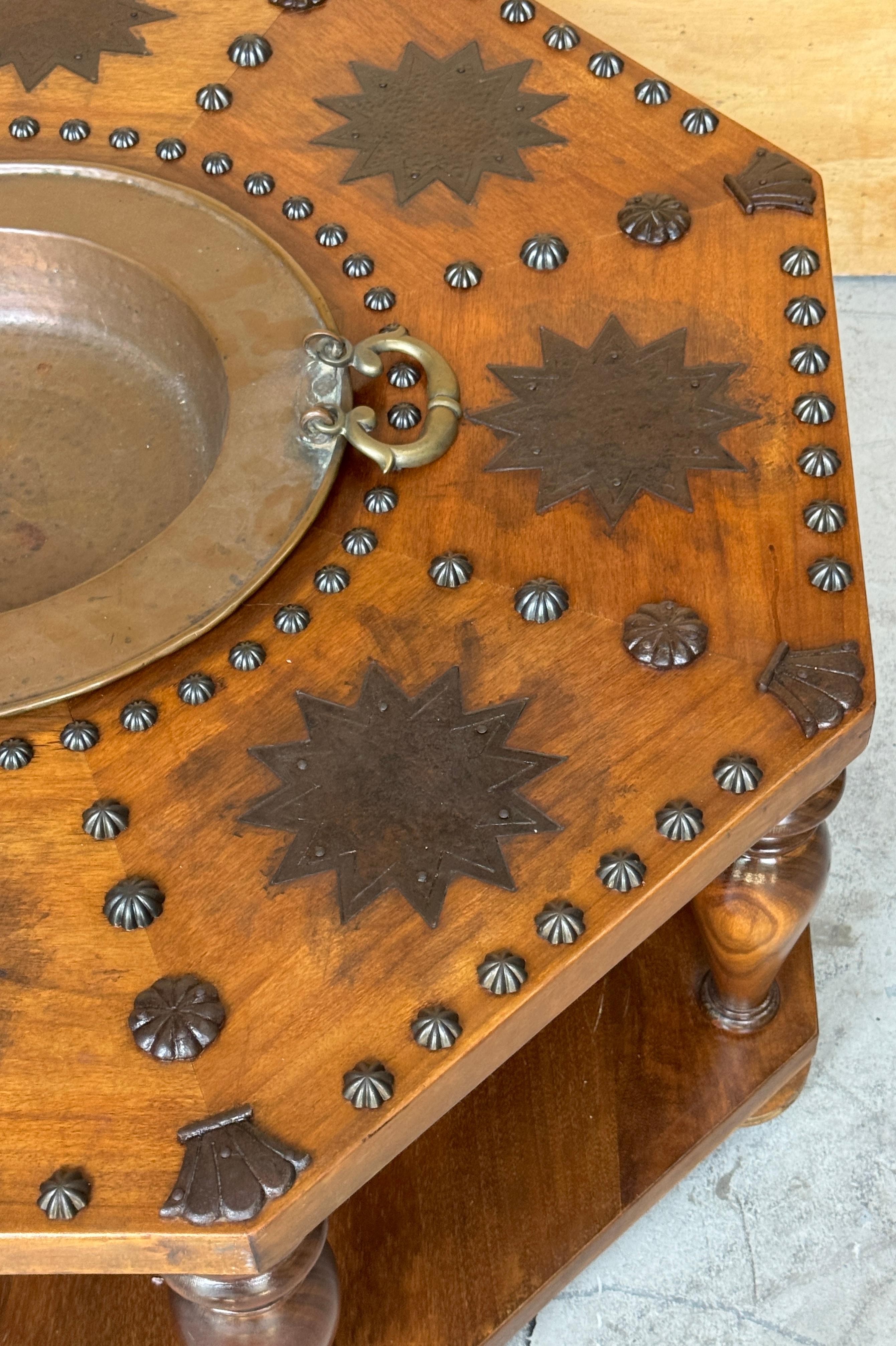 Table à brasero octogonale de style colonial espagnol, montures en bronze, début et milieu du 20e siècle Bon état - En vente à West Palm Beach, FL