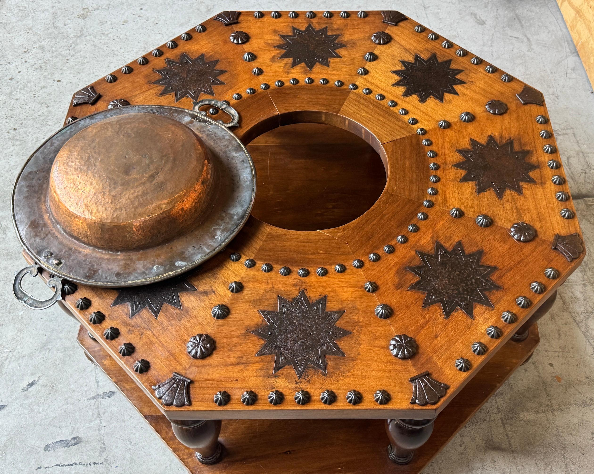 Table à brasero octogonale de style colonial espagnol, montures en bronze, début et milieu du 20e siècle en vente 1