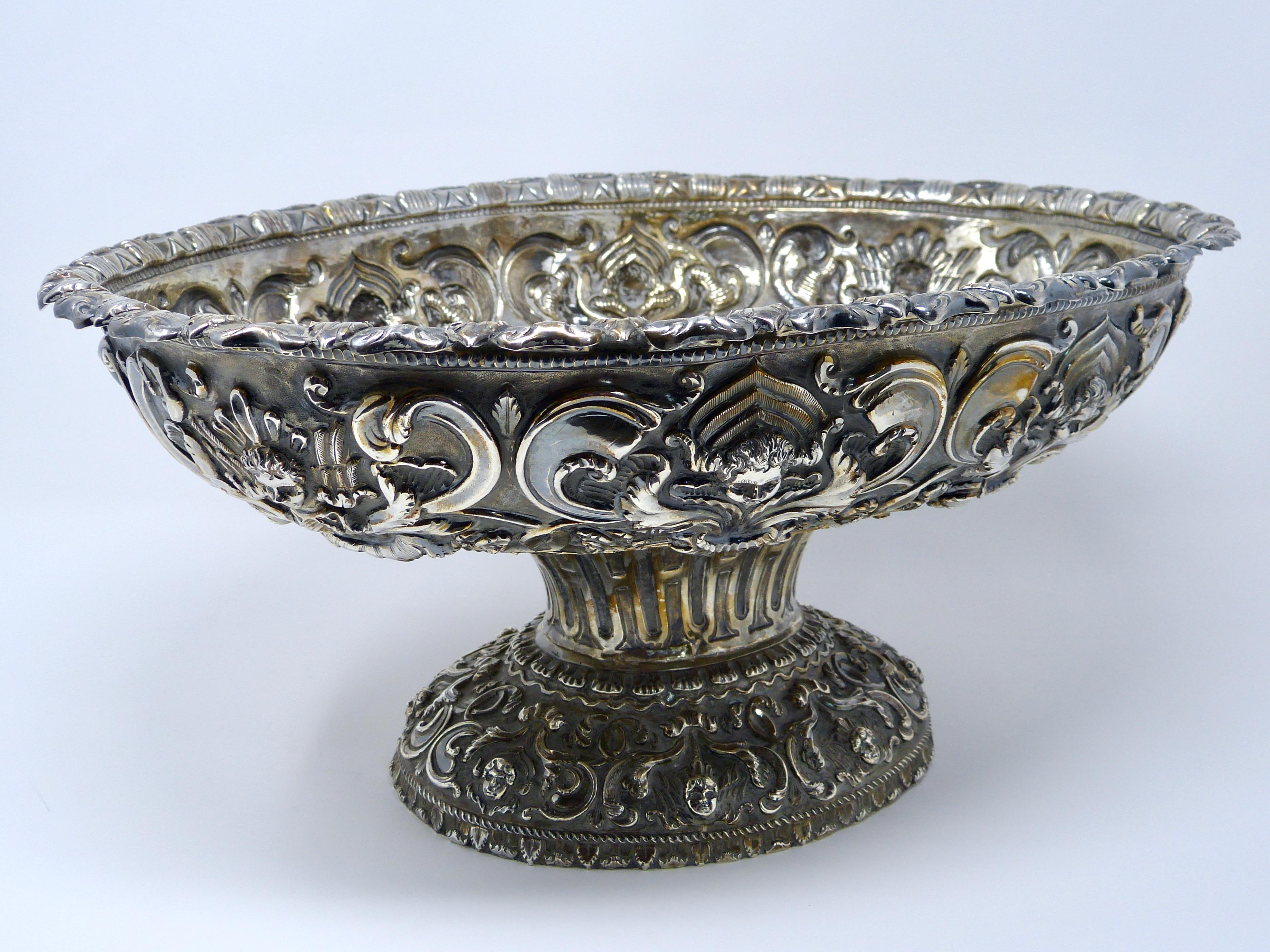 Spanish Colonial style sterling silver centrepiece with cherubs.
The whole piece was handmade by Hammer in 0.925 sterling silver.
Made in central America (Bolivia)
Weight 2910 Lbs.