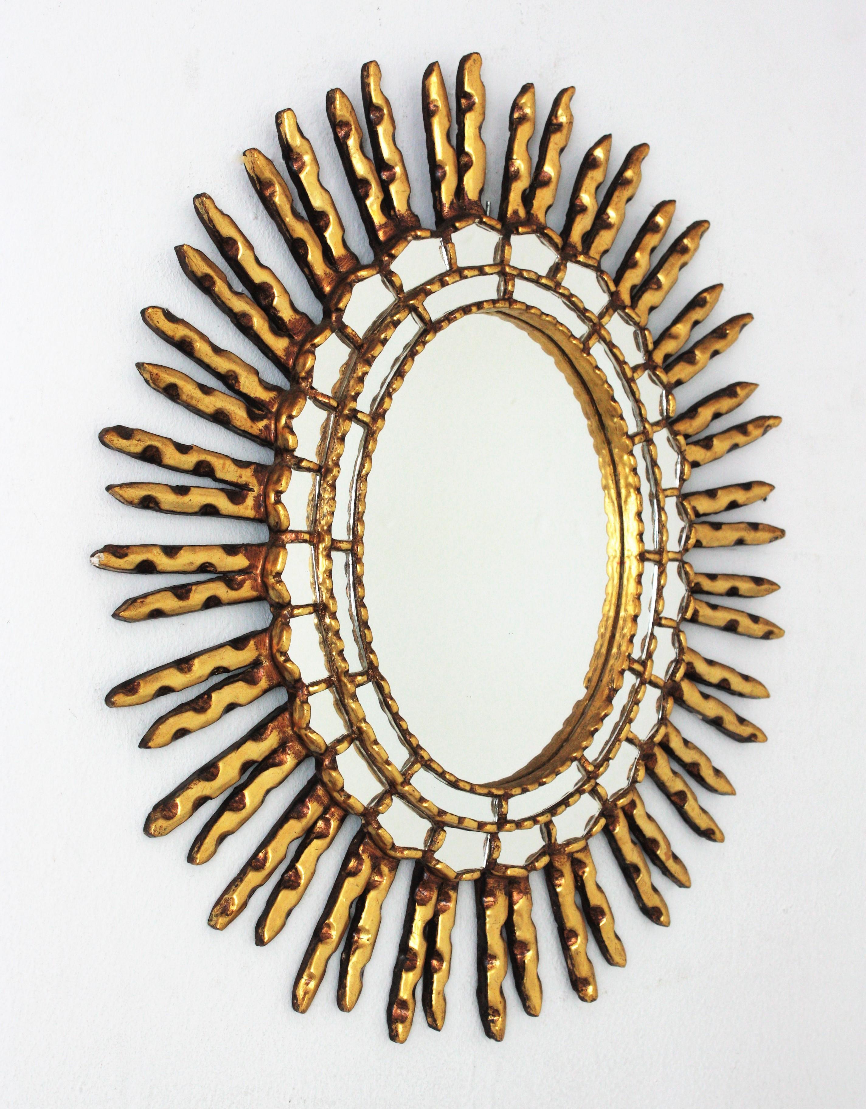Spanish Colonial Sunburst Oval Mirror in Giltwood In Good Condition For Sale In Barcelona, ES
