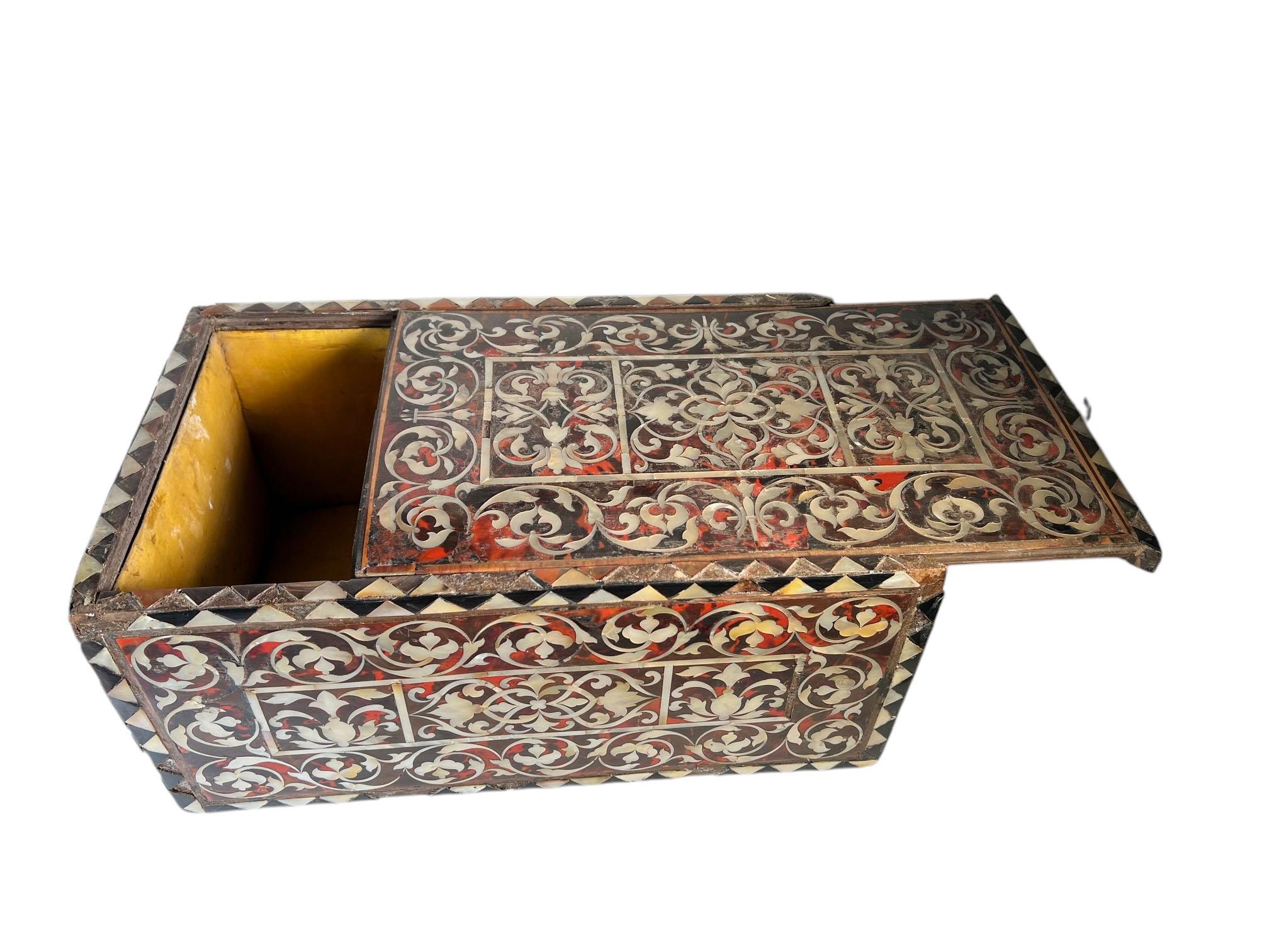 Circa 1750. Caja de carey y nácar con tapa corredera del siglo XVIII mexicano. Preciosos diseños por todas partes. Tal como está.