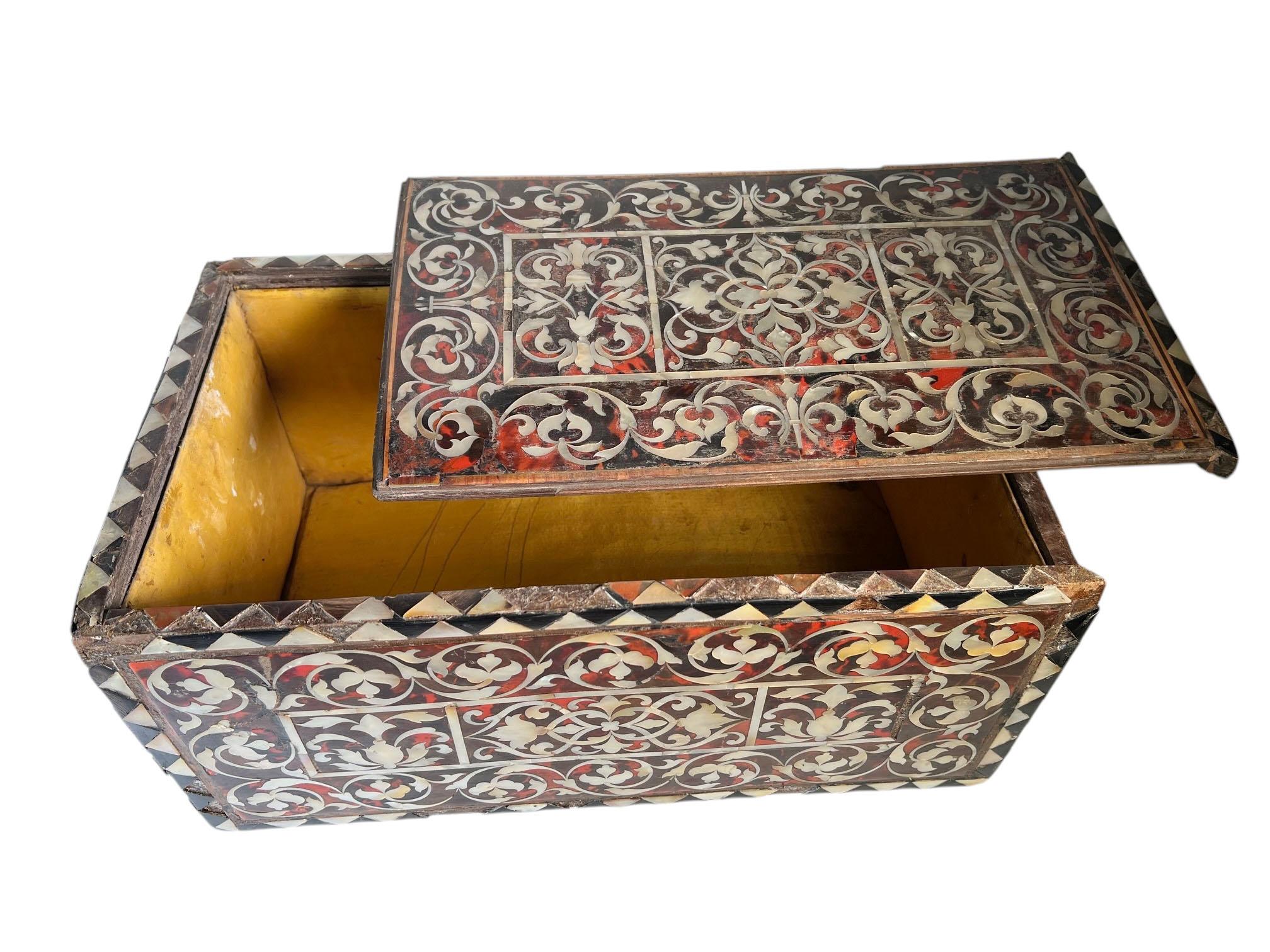 Caja colonial española de carey y nácar Mexicano en venta