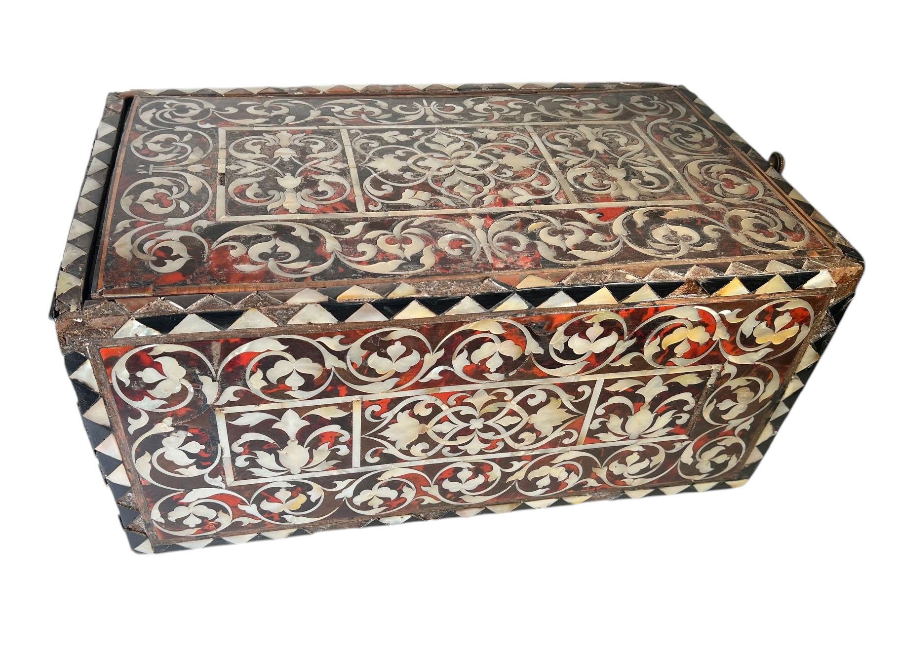 Caja colonial española de carey y nácar mediados del siglo XVIII en venta