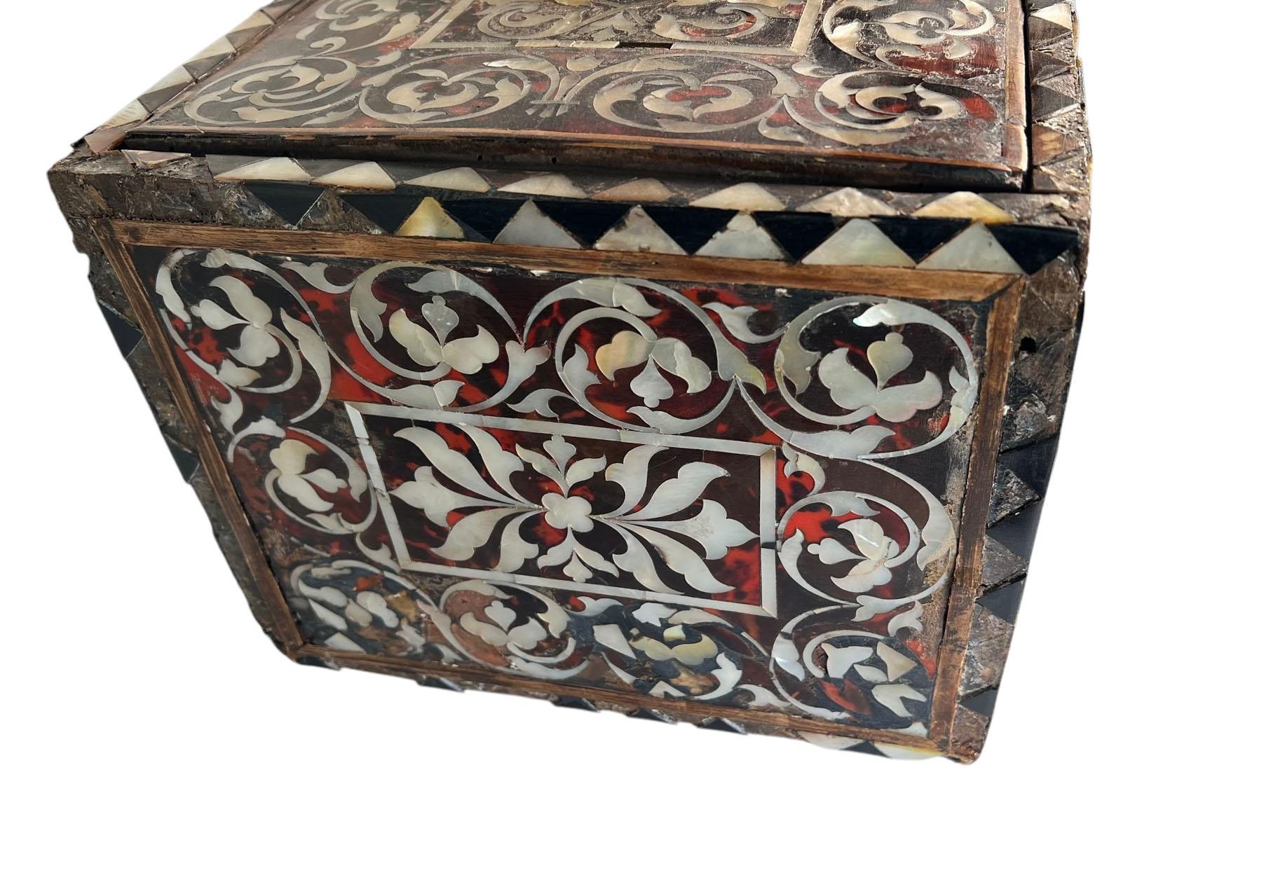 Caja colonial española de carey y nácar Caparazón de tortuga en venta