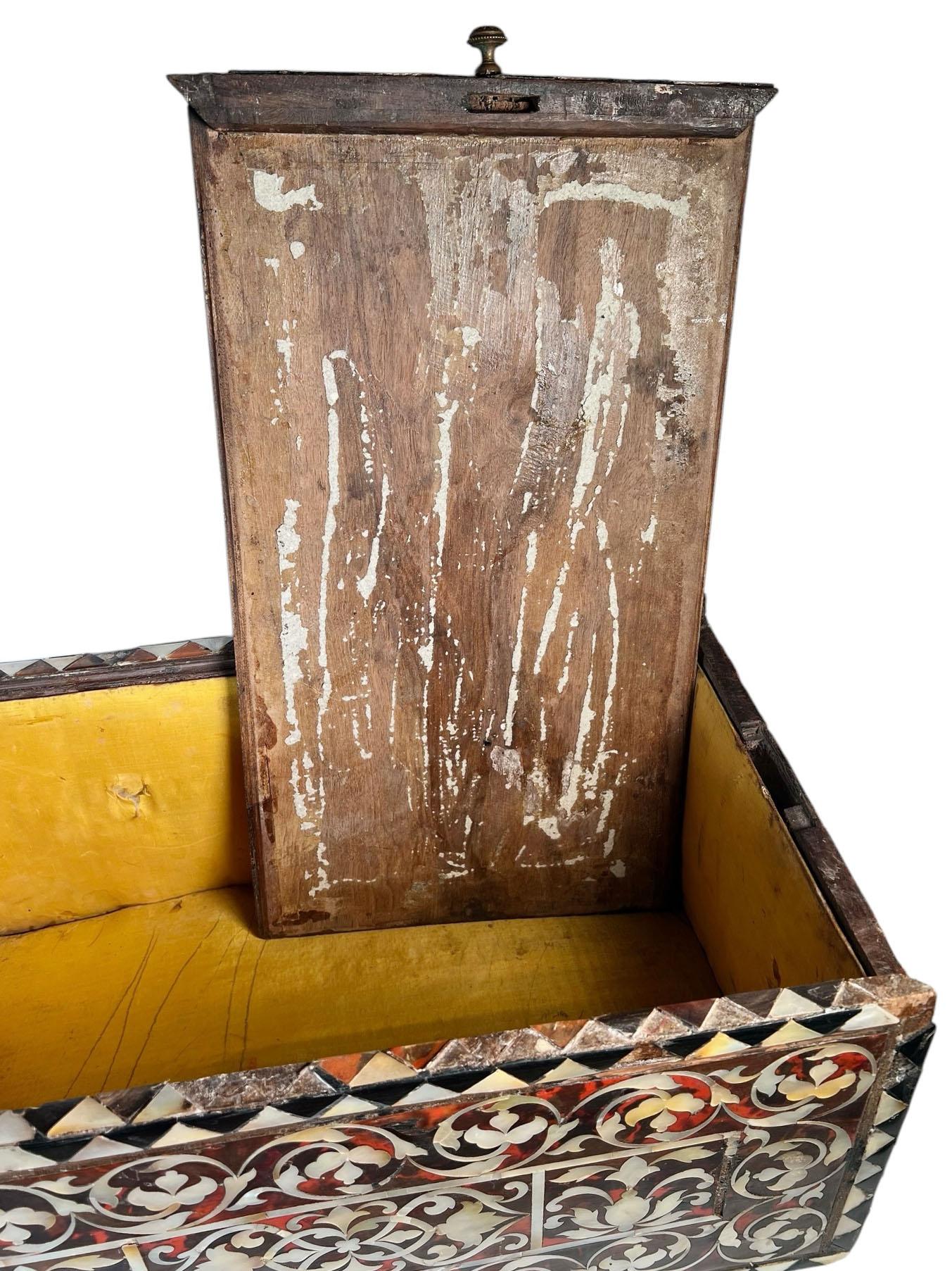 Caja colonial española de carey y nácar en venta 1